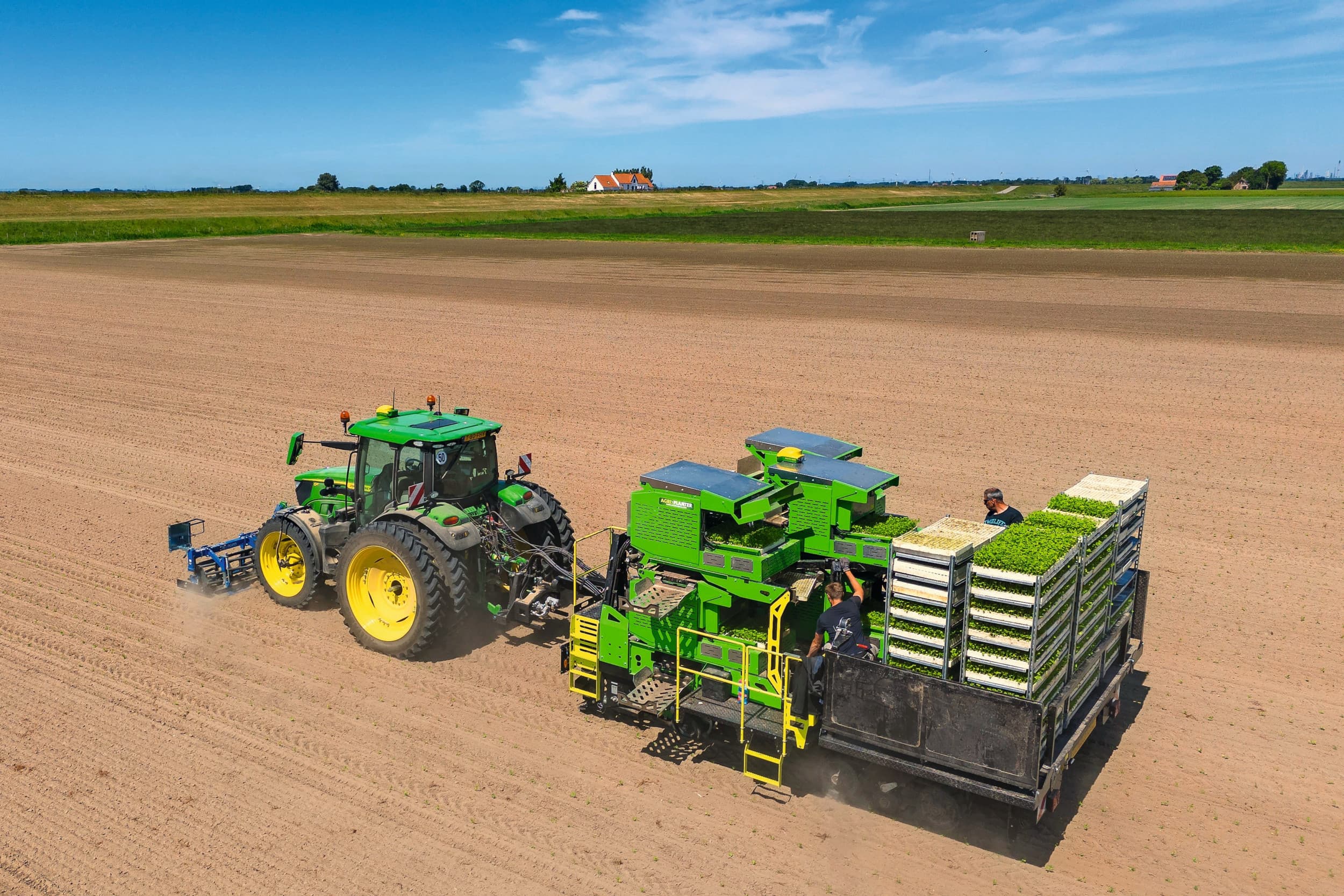 Strak werk. De Agri Planter 6 SP-A met bouwjaar 2025 maakt zijn debuut bij familie Breure in Zuid-Beijerland (Z.-H.). De zesrijige plantmachine heeft een eigengewicht van 7.650 kilo. Insporing is geminimaliseerd door 30 cm brede rupsen te gebruiken. Foto’s: Mark Pasveer