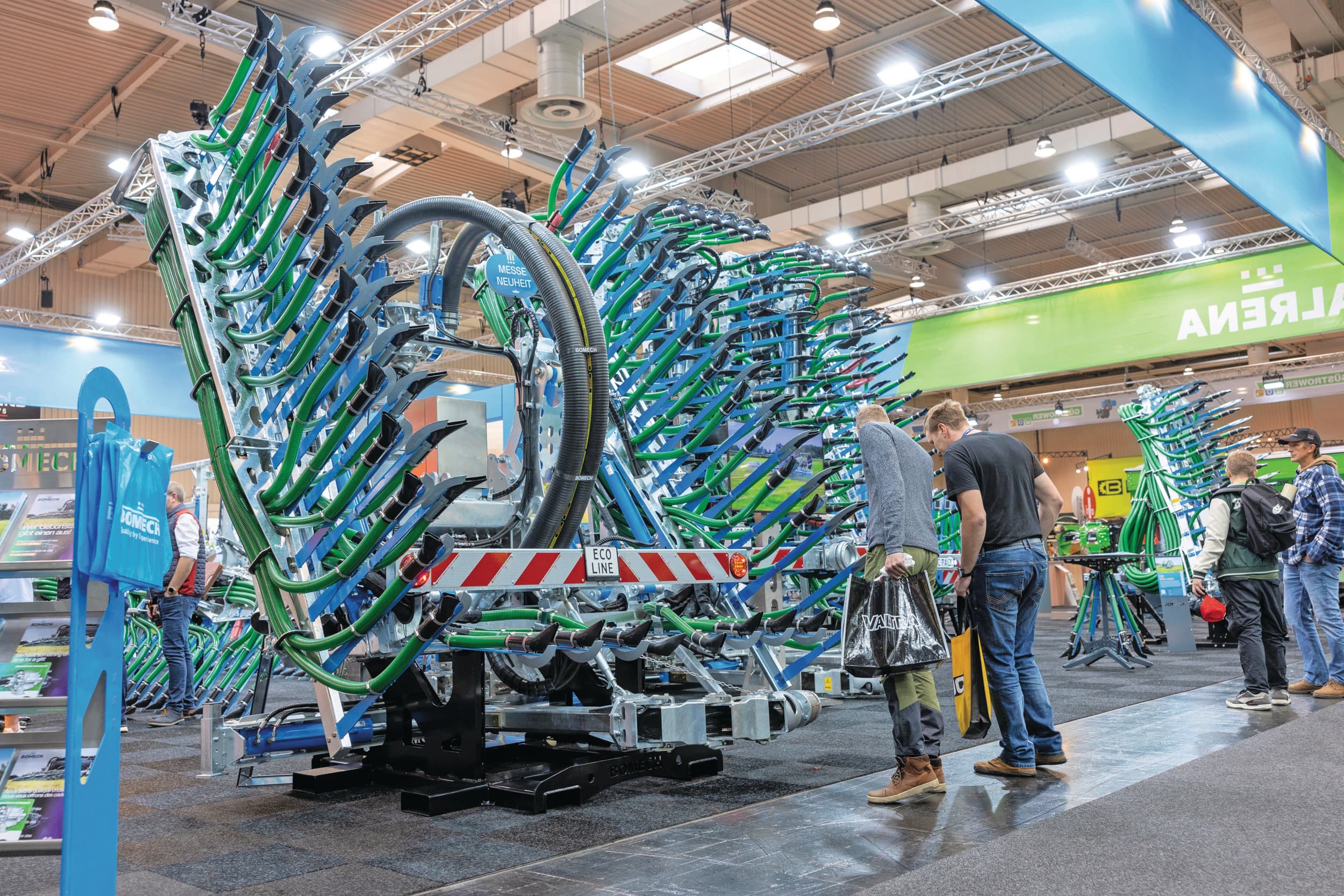 De nieuwe Bomech Ecoline-sleepslangbemester is leverbaar met werkbreedtes van 12 en 15 meter die respectievelijk 2.000 en 2.500 kilo wegen. Een hydraulische trekbuis met 170 graden draaibereik is optie. Foto: Mark Pasveer