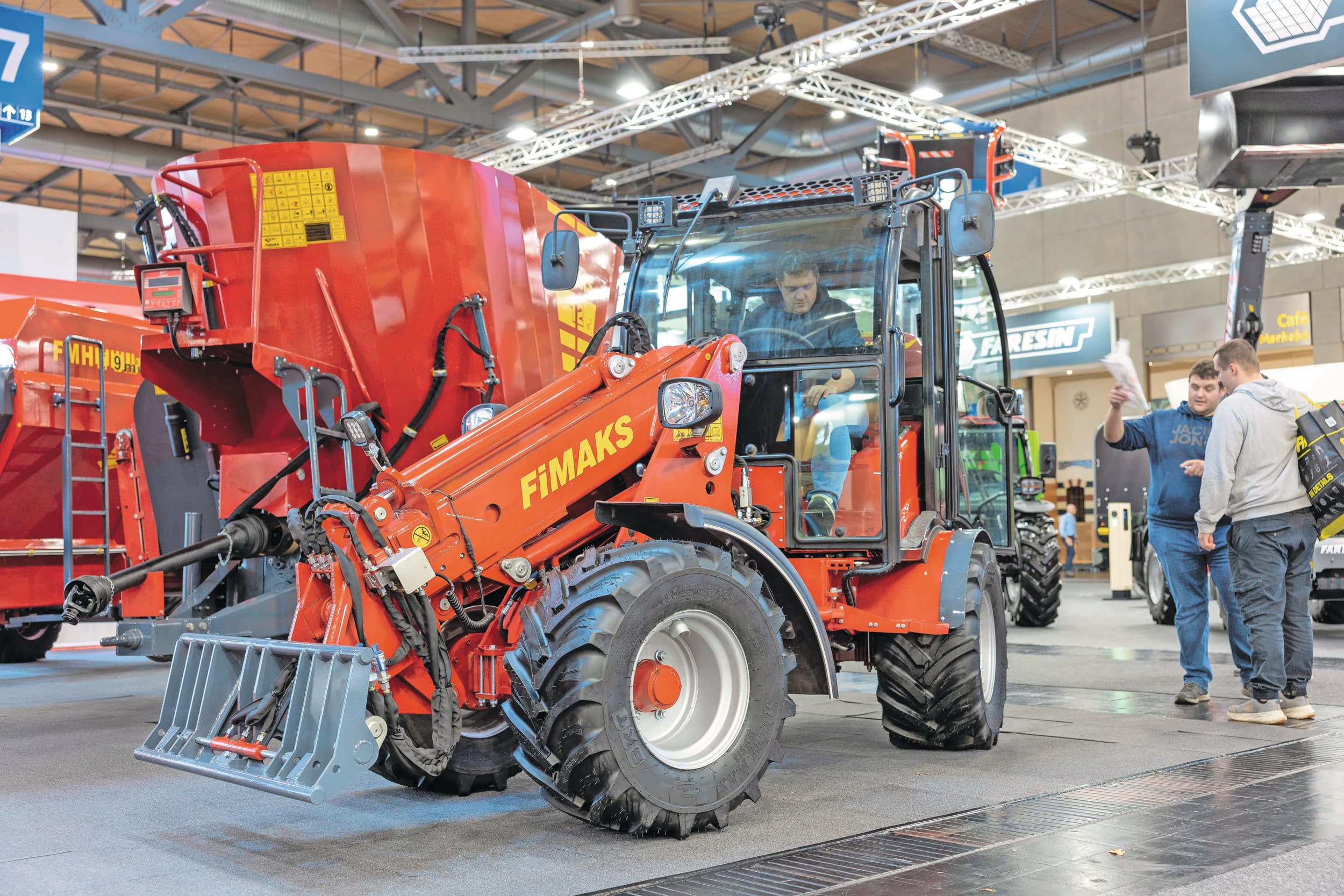 Minishovel LT50 van Fimaks is standaard voorzien van een cabine met airco. De nieuwe LS-motor beschikt over 50 pk. Foto: Mark Pasveer