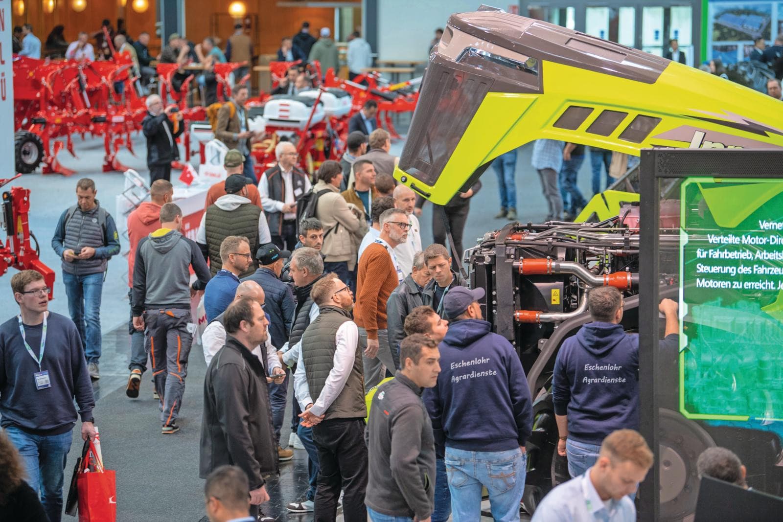 Tijdens vakbeurs Agritechnica 2025 pakten bekende en nieuwe Aziatische machinemerken flink uit. Naar aanleiding van de beurs ondervroeg het Duitse adviesbureau MHP 500 boeren in Duitsland naar hun investeringsplannen. Foto: Mark Pasveer