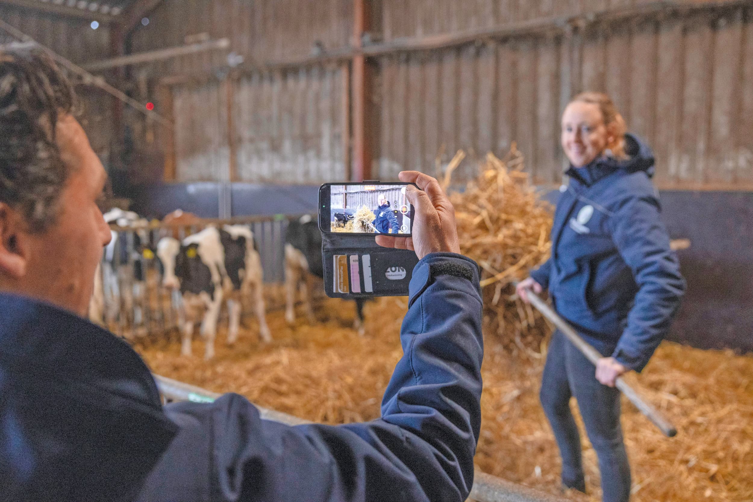 Kim deelt beelden van het bedrijf op Facebook en Instagram. Het gaat vaak om heel gewone zaken, zoals het instrooien van een kalverhok. Peter Jan fungeert hier als fotograaf/videograaf. Foto: Herbert Wiggerman