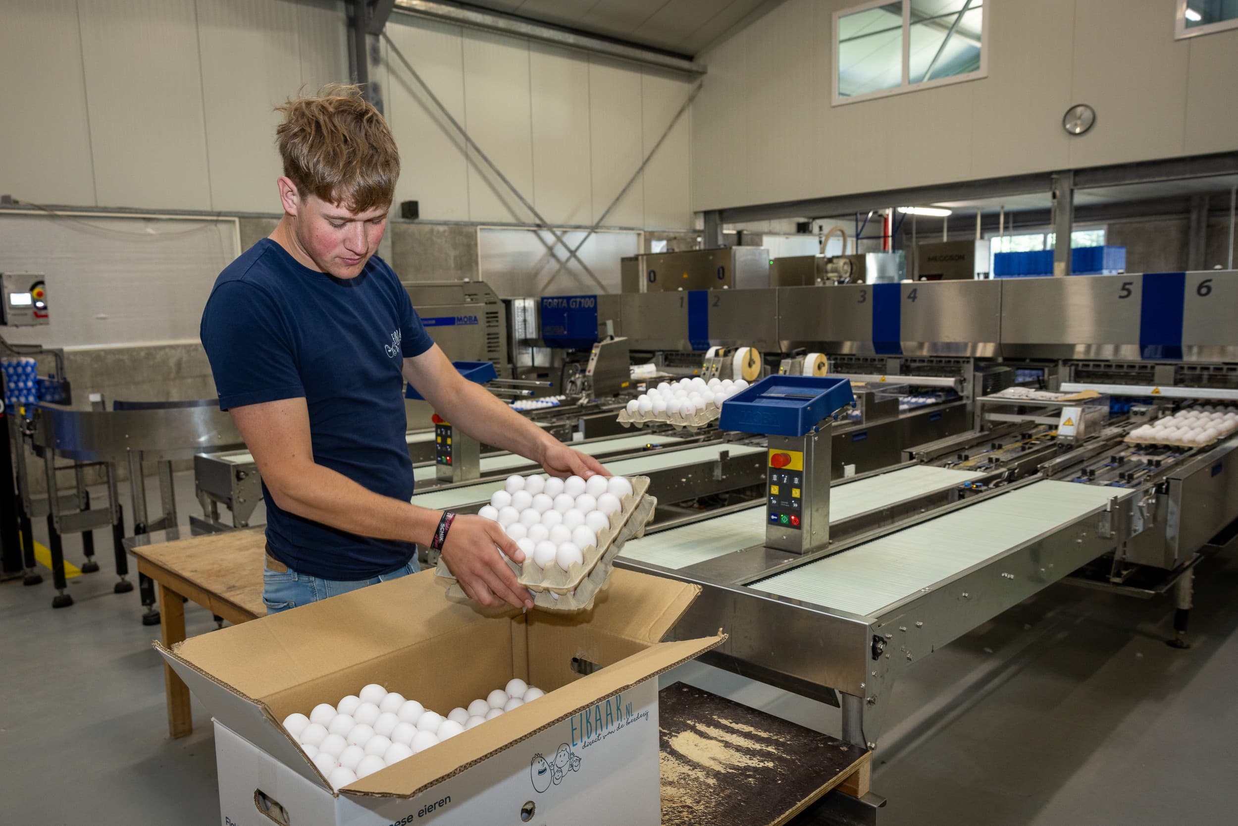 Hanneke de Baar kijkt uit naar de volgende fase in de overname van het pluimveebedrijf door haar zoon. Foto: Peter Roek