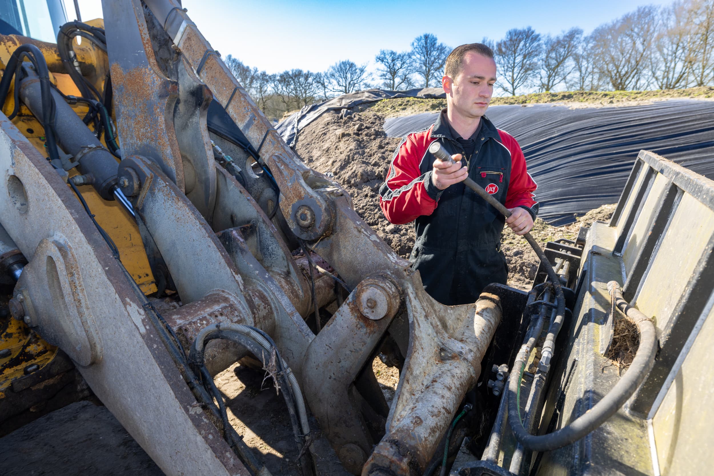 Opvolger Martin van Beek bij het melkveebedrijf. In het artikel vertelt hij over zijn visie op groei en investeringen. Het verhaal behoort tot de vijf meest gelezen artikelen binnen Boerenleven op Boerderij.nl in 2025. Foto: Peter Roek
