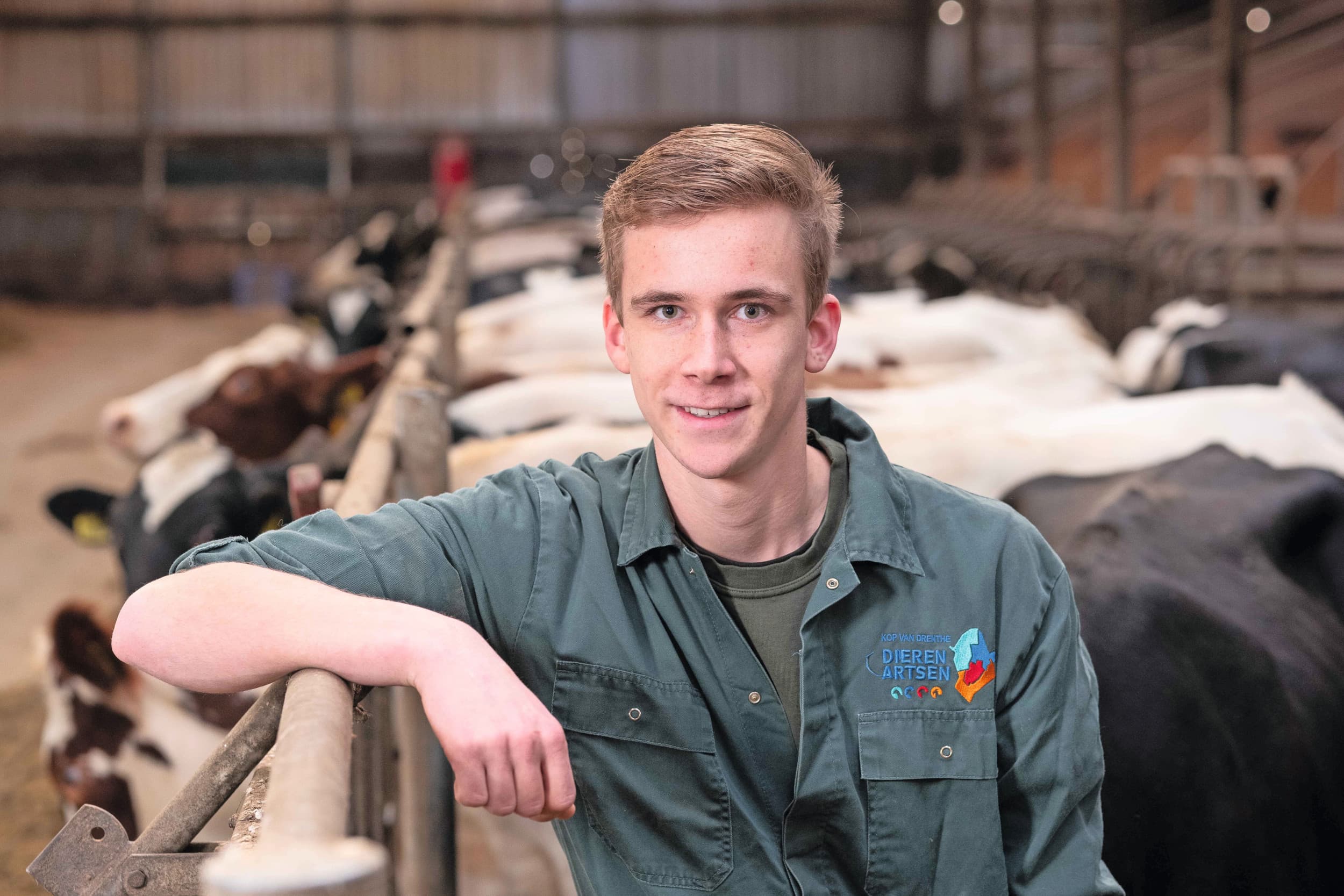 Stan Tiems (19) woont in Peest (Dr.). Sinds begin dit jaar zit hij met zijn vader in maatschap. Ze houden 120 melkkoeien op 57 ha. Stan studeert Dier- en Veehouderij aan Hogeschool Van Hall Larenstein in Leeuwarden. Foto's: Jan Willem van Vliet