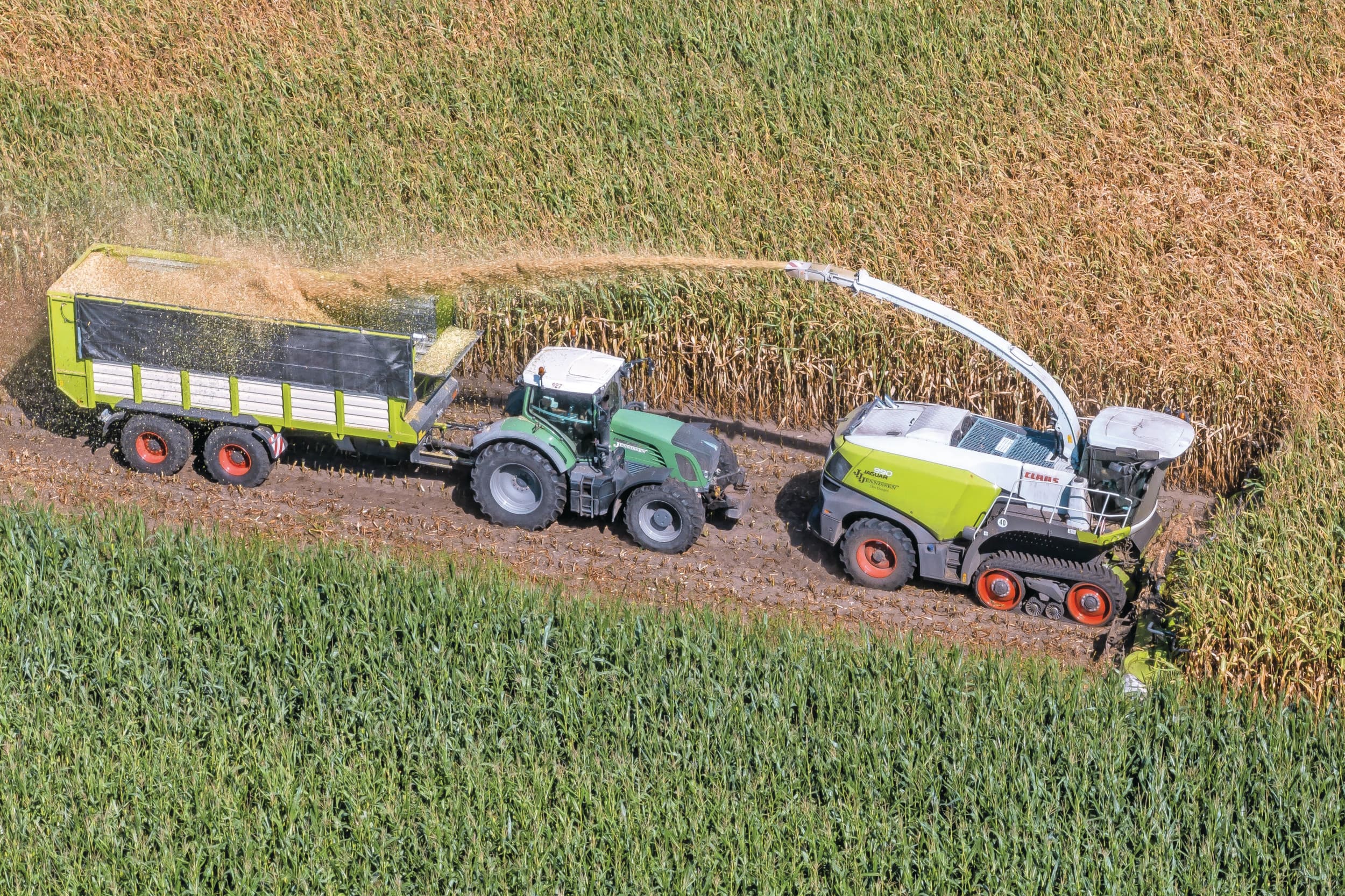 Luchtfoto van de Claas Jaguar 990 Terra Trac tijdens het hakselen van mais in Brabant. Loonwerker Mischa van den Heuvel werkt met de hakselaar met rupsbanden aan de voorkant, die extra grip biedt bij natte omstandigheden. Foto: Michel Velderman