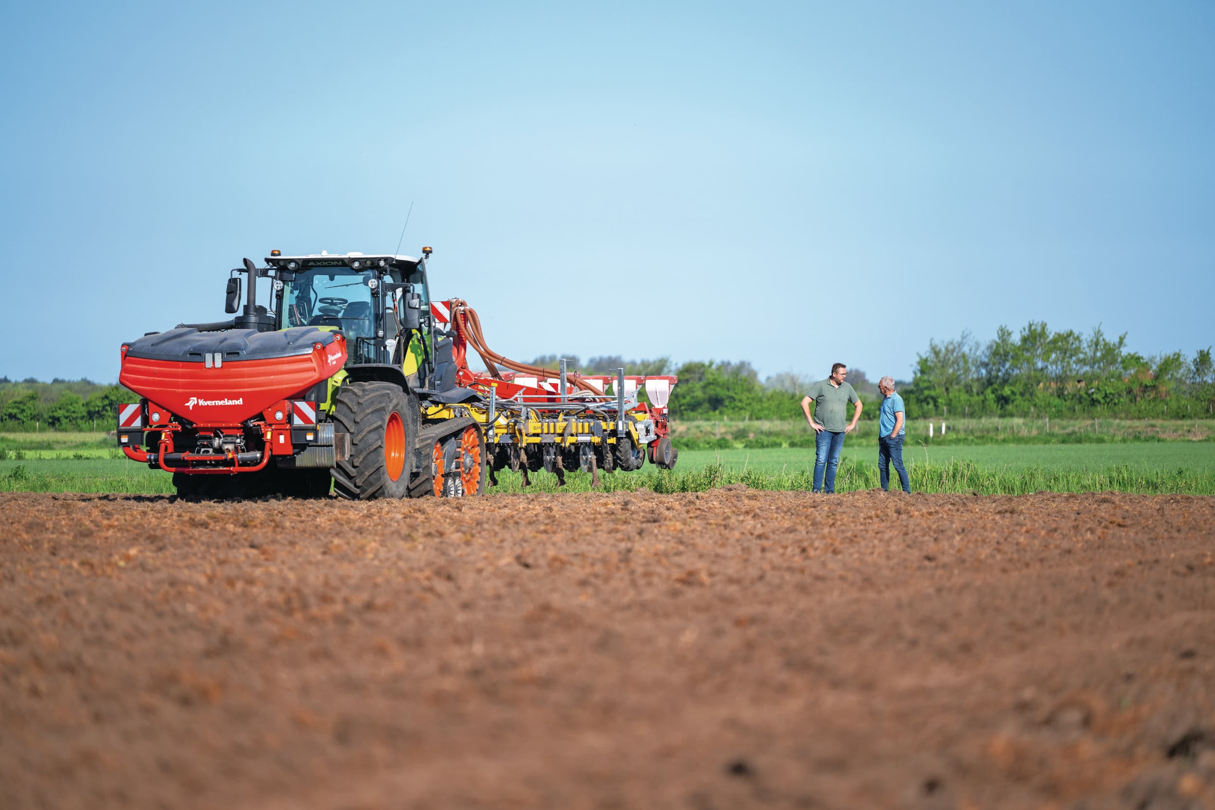 ATTexel investeerde begin 2025 in een zes meter brede woeler. Deze is met verschillende zaaimachines en een kopeg te combineren. Een Claas Axion 930 Terra Trac halfrups trekt de machine. Foto's: Michel Velderman