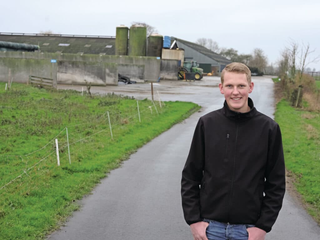 Jorik heeft al veel ervaring met het werken met melkvee. Het leukste daarvan vindt hij de afwisseling tussen werkzaamheden binnen en buiten.
