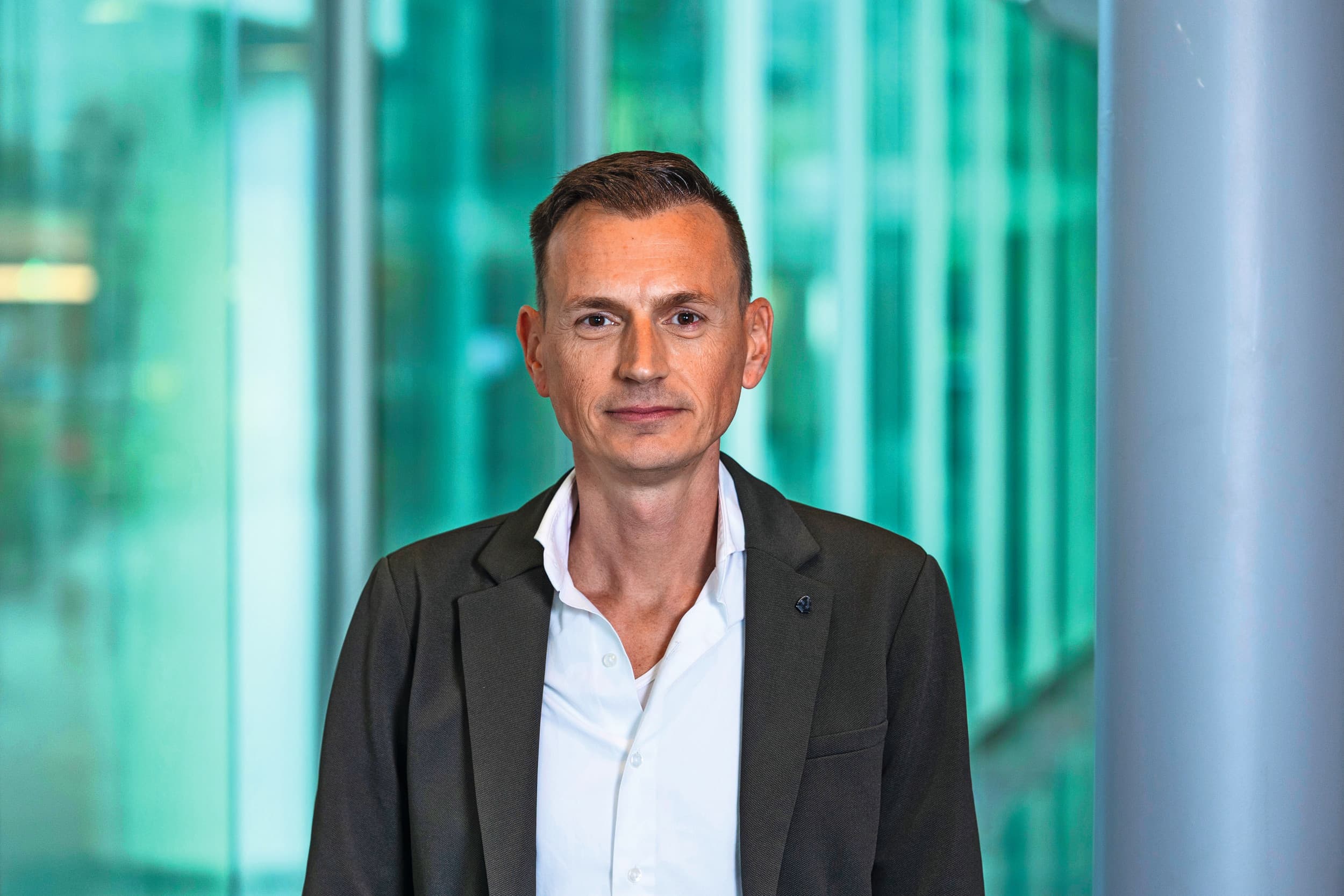 Tom Booijink (46) is marktspecialist zuivel bij Rabobank. Daarvoor werkte hij 15 jaar bij FrieslandCampina. Foto’s: Herbert Wiggerman