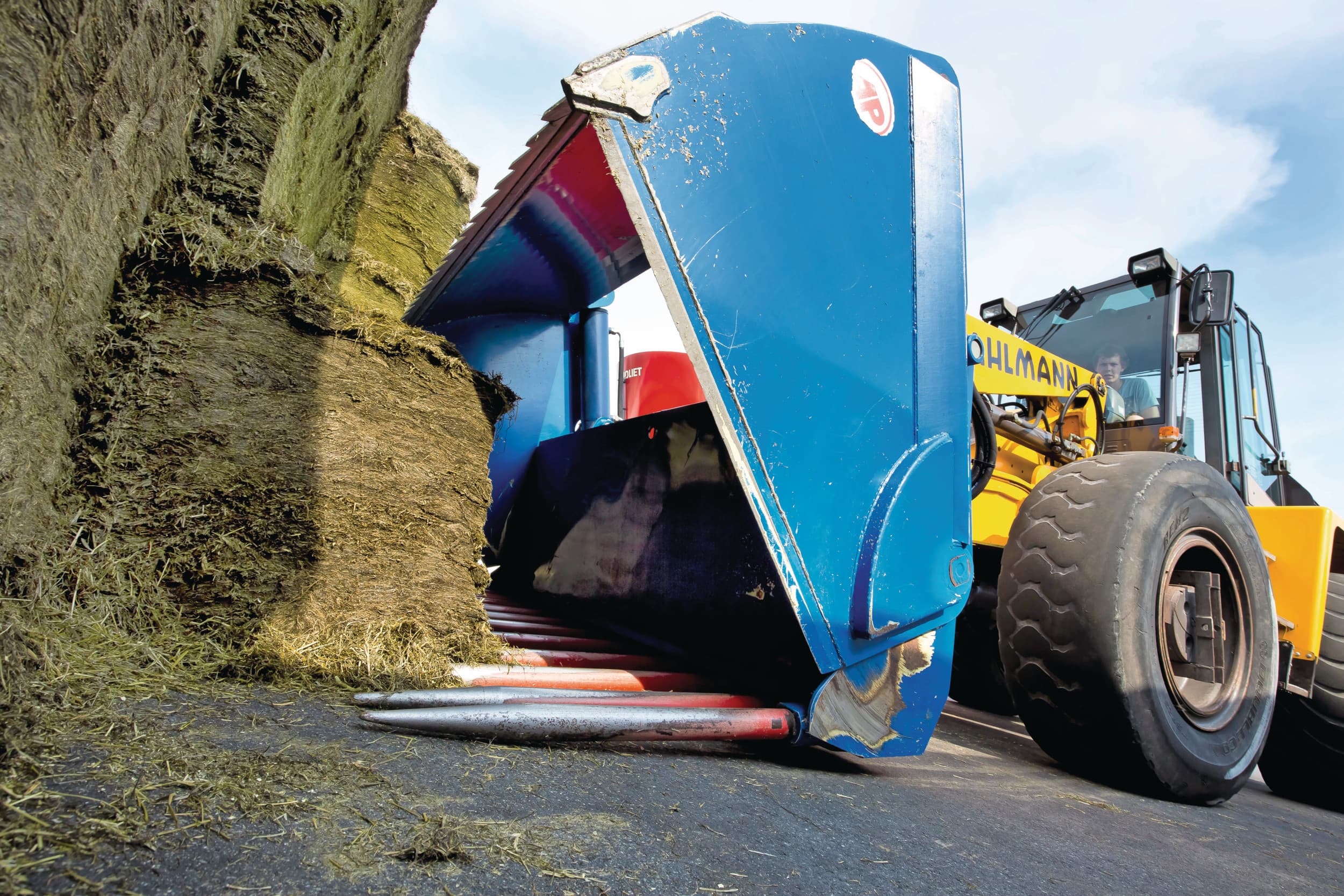 De 220 centimeter brede kuilhapper is volgens verschillende fabrikanten de standaard in de Nederlandse markt. Op de foto zie je de machine van fabrikant AP Machinebouw. Afhankelijk van de fabrikant zijn deze blokkenbakken te krijgen met een tandenbodem of een dichte bodem. Foto: Ruud Ploeg