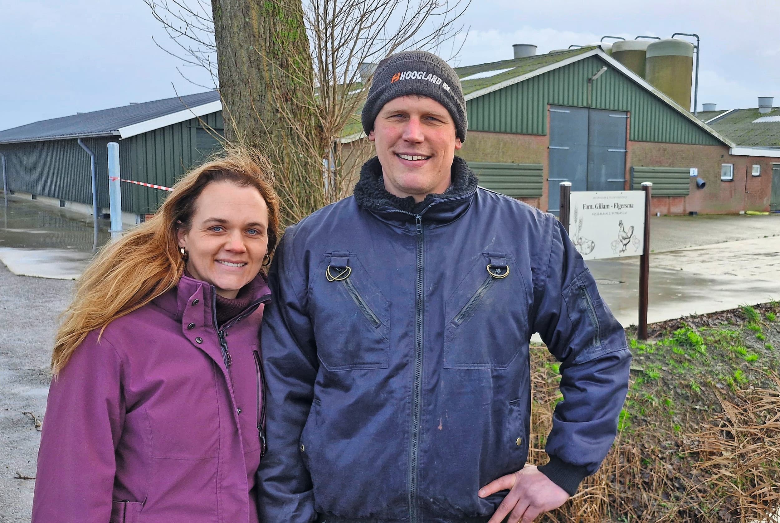 Johannes Giliam (37) en Teatske Giliam-Elgersma (36) hebben een vleeskuikenbedrijf met 56.000 Beter Leven-kuikens in het Friese Witmarsum. Foto: Bouke Poelsma