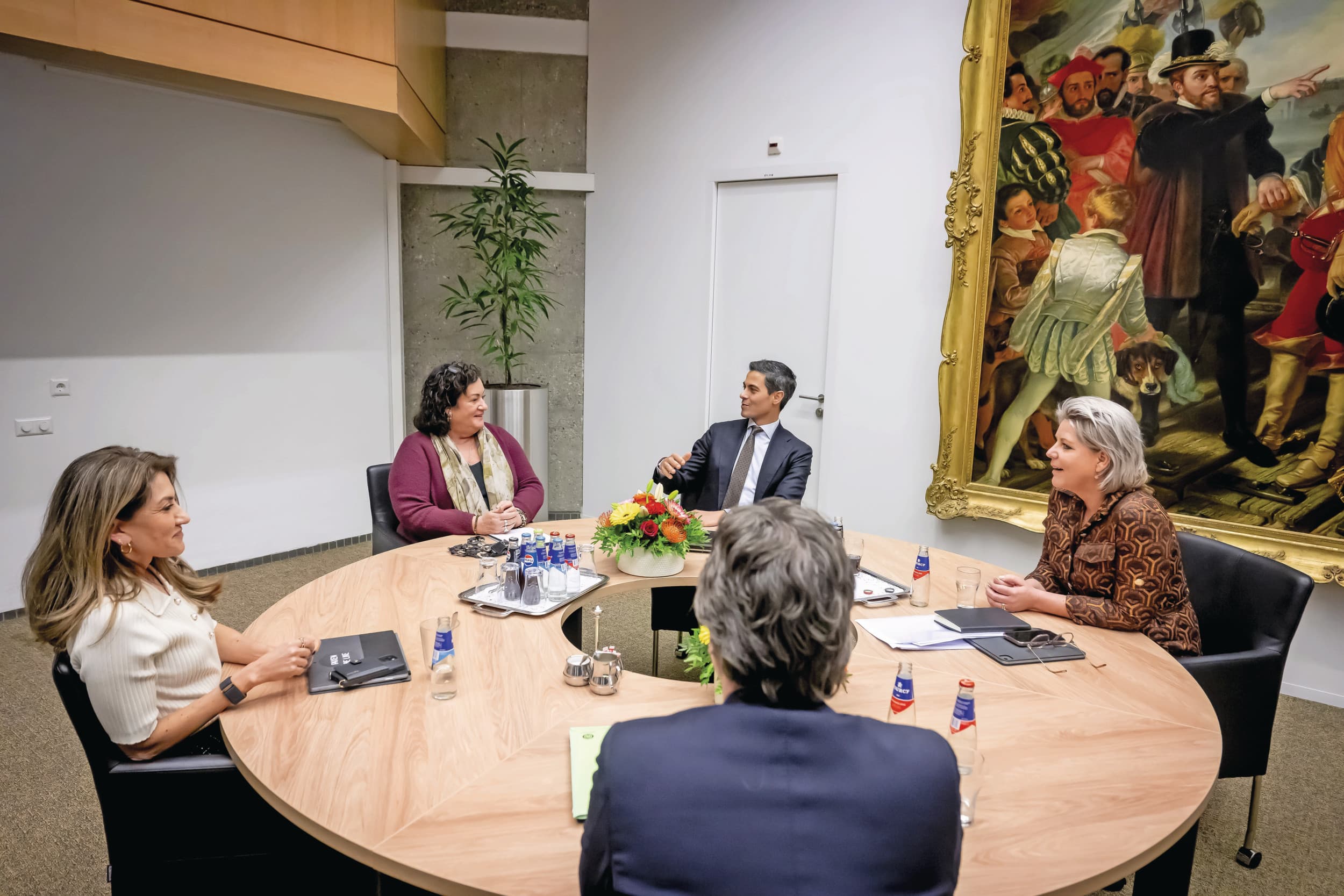 BBB-fractievoorzitter Caroline van der Plas ging dinsdag in de Tweede Kamer in gesprek met informateur Rianne Letschert en onderhandelaars Dilan Yeşilgöz (VVD), Rob Jetten (D66) en Henri Bontenbal (CDA). Foto: ANP