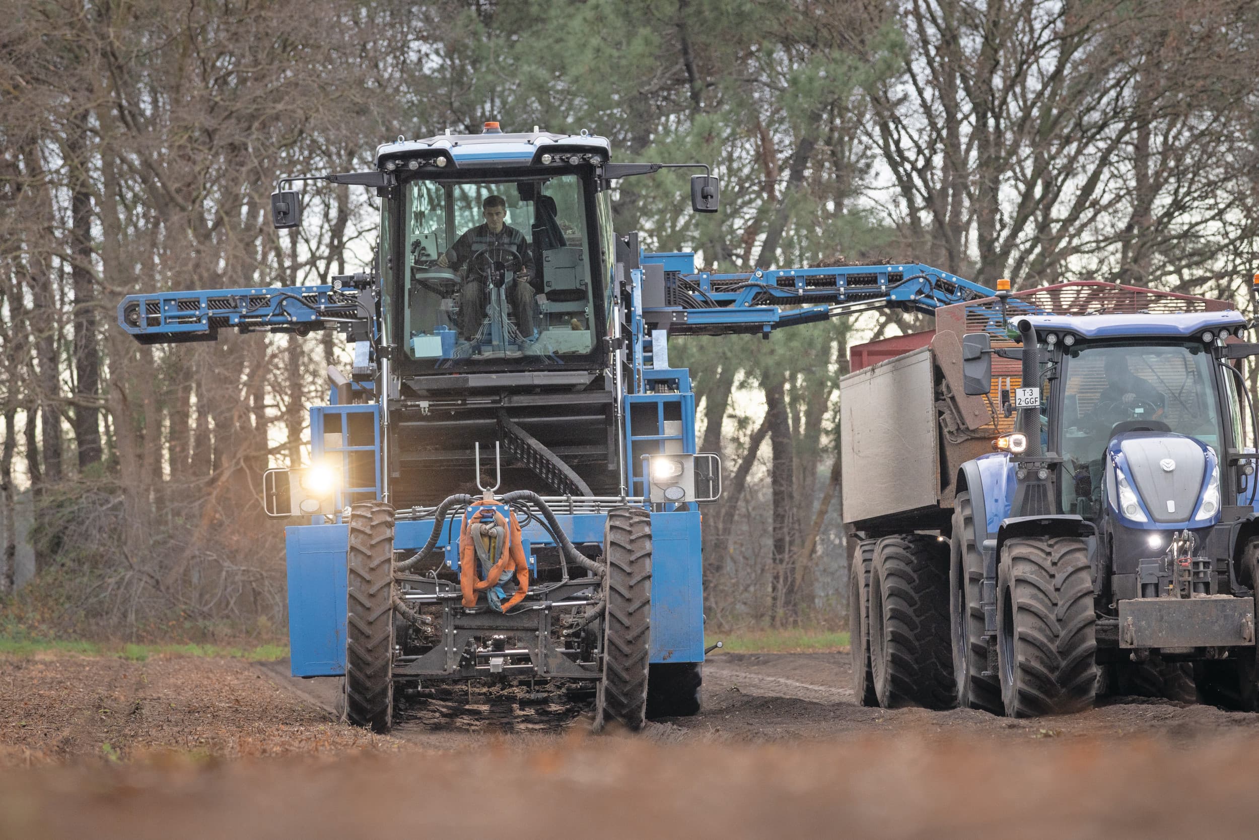 Geurts Machinebouw en Constructie uit Oostrum (L.) ontwikkelde een nieuwe zelfrijdende wagenrooier voor in de bollenteelt.
