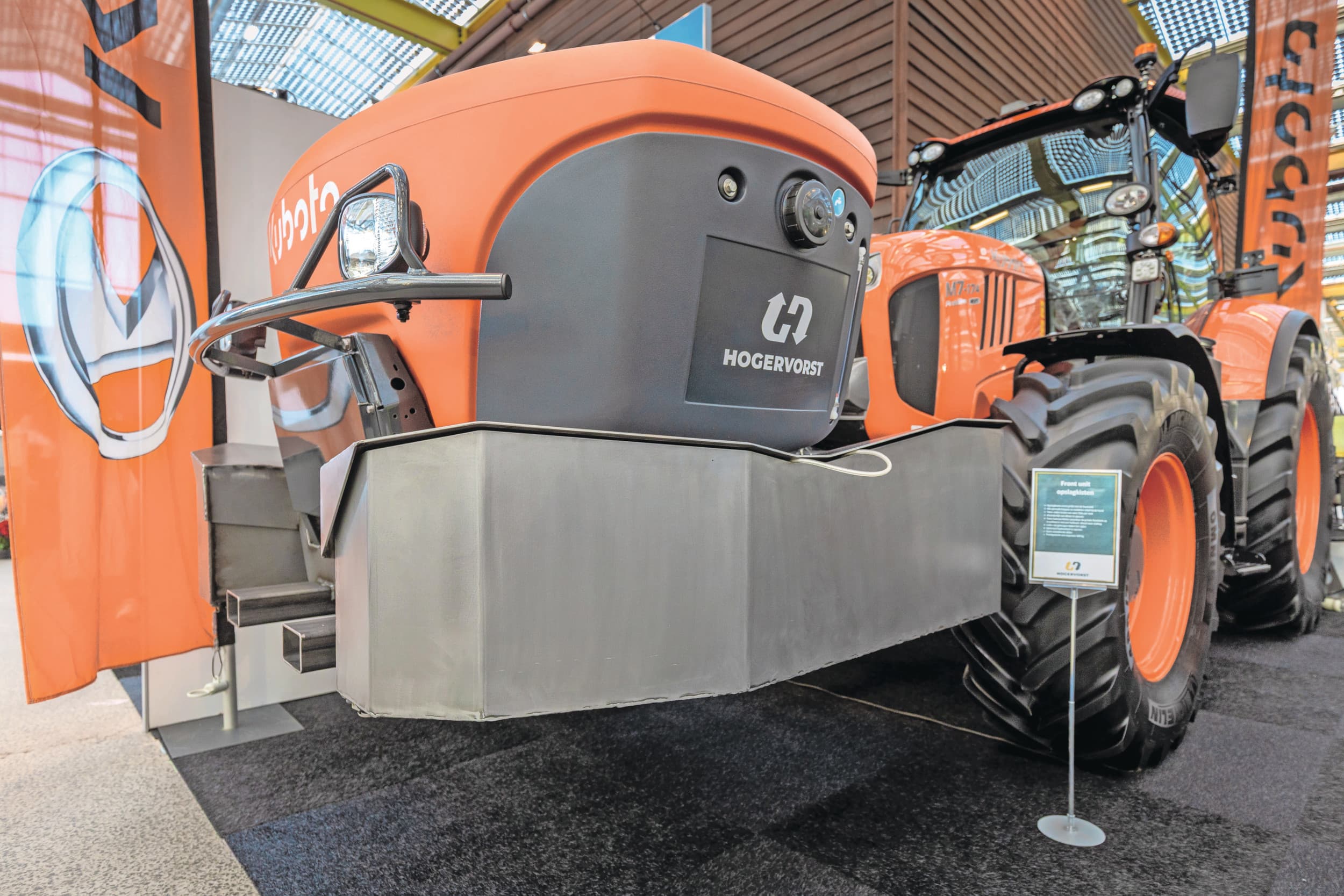 Mechanisatiebedrijf Hogervorst heeft een onderbouw ontwikkeld voor een fronttank van een Kubota-spuitmachine, met aan weerszijden ruim 250 liter grote kisten. Foto: Bob Karsten