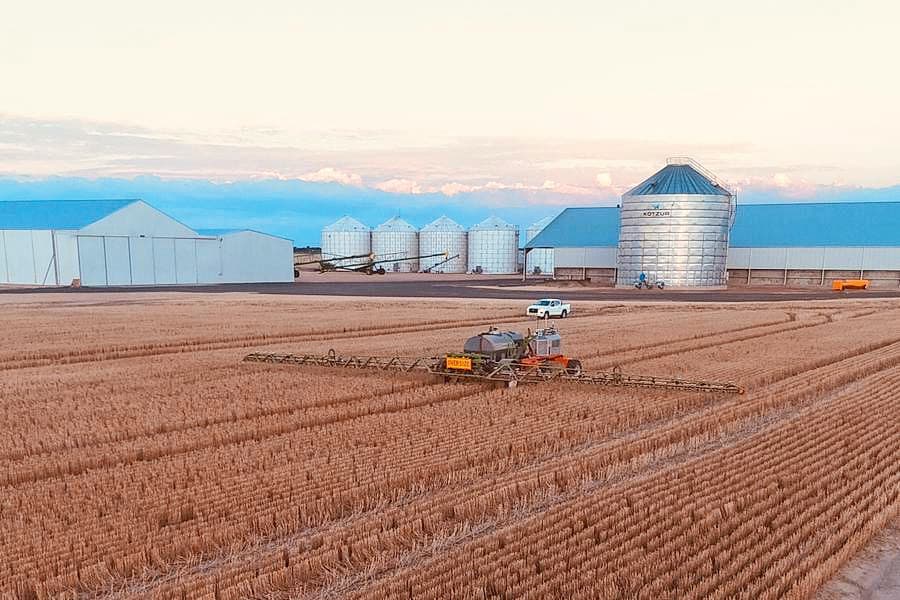 Beefwood Farms zet niet alleen in op trekkers als het gaat om autonomie. Er werken SwarmBot-veldrobots van SwarmFarm Robotics die BOSS Agriculture-spuiten trekken met 24 meter brede spuitbomen. Foto: Beefwood Farms