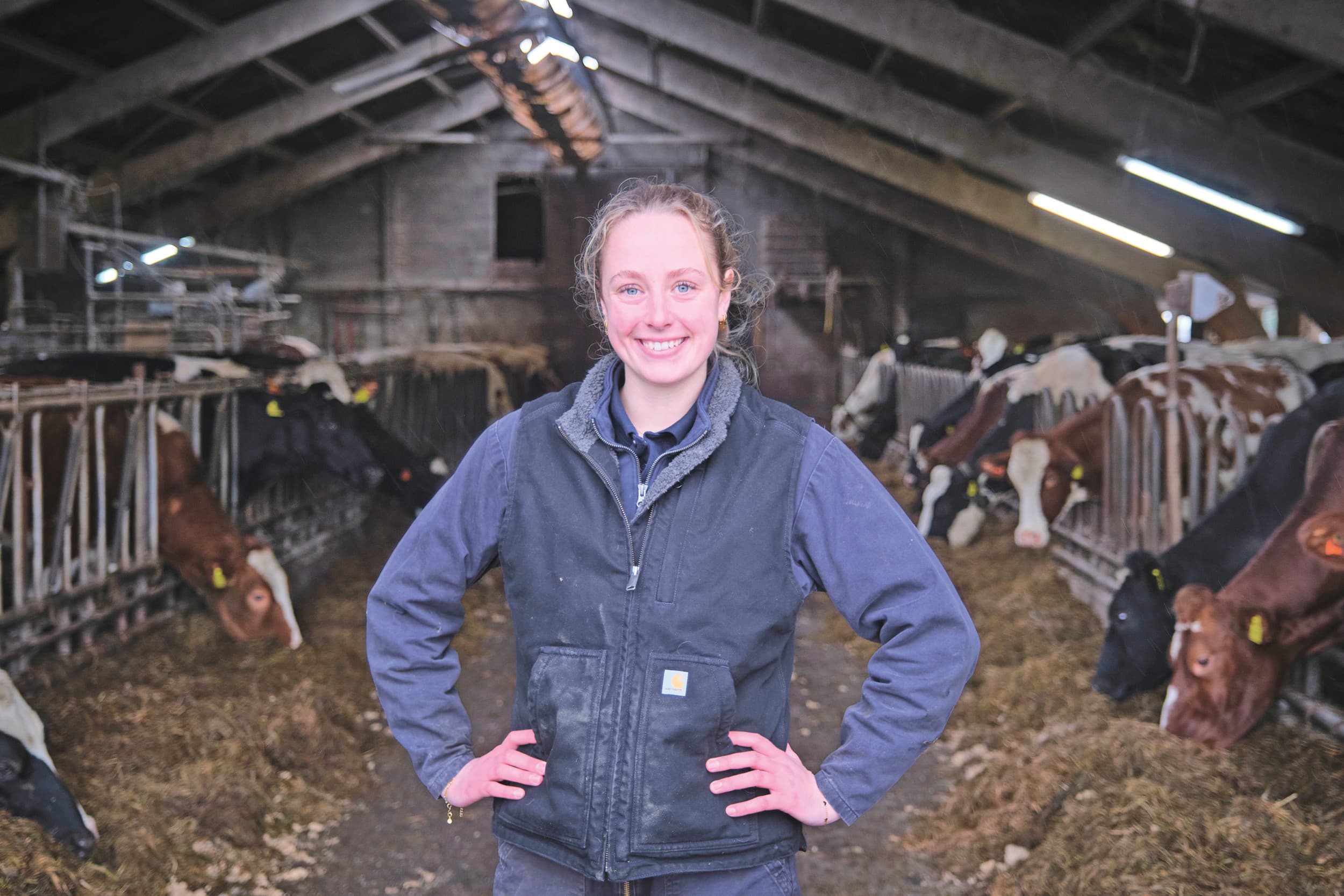 Stacy Sparnaaij (19) woont in Hazerswoude-Dorp (Z.-H.) waar haar ouders een bedrijf hebben met melkvee, een zorgtak, camperplaatsen en kaasmakerij. Stacy studeert Financieel advies aan Hogeschool Utrecht. Foto's: Fred Libochant