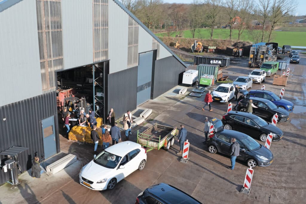 Westerman heeft een loonwerk-, grondverzet- en bodemenergiebedrijf. Hij huurt grond om consumptieaardappelen en uien te telen. Op 17 januari werden vanuit de loods van Westerman de eerste aardappelen opgehaald door mensen die deze kopen via de website Aardappel Lokaal. Foto: Jan Willem van Vliet