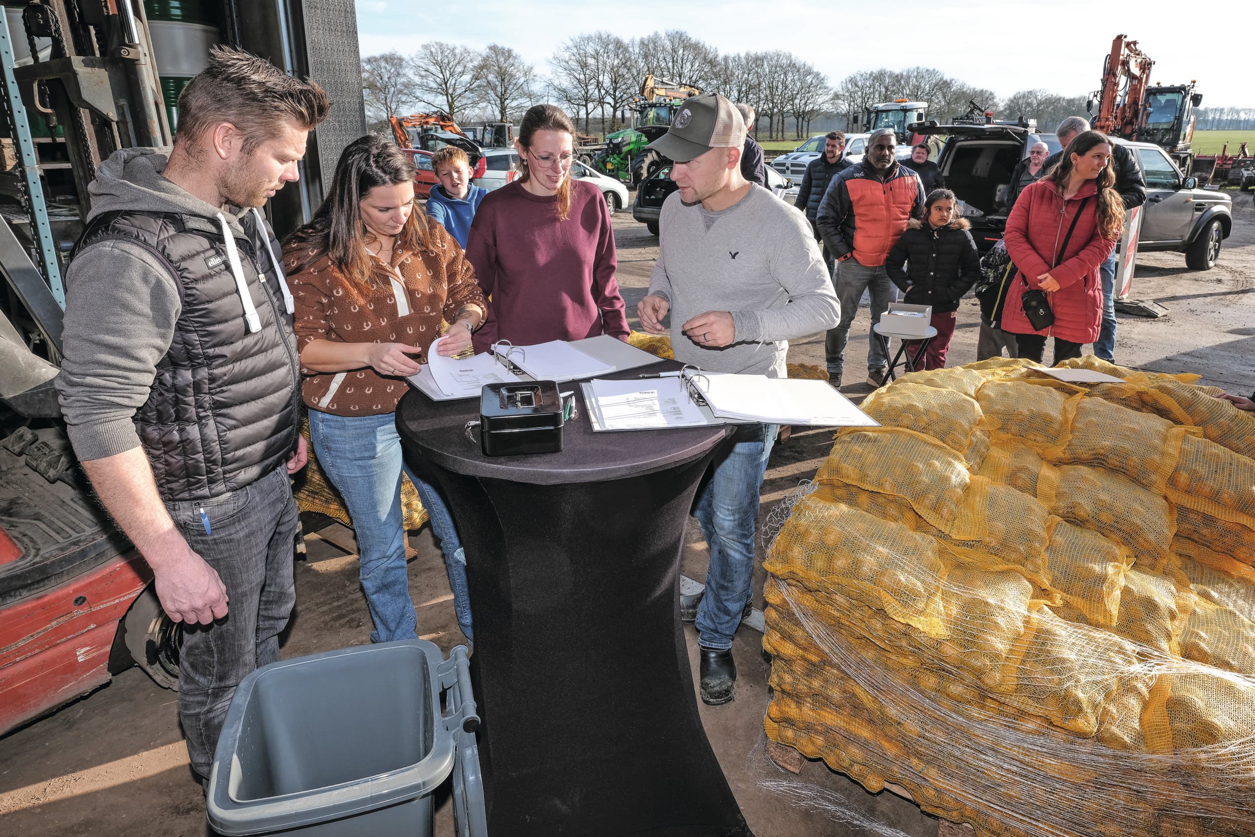Vrienden, familie en vrijwilligers helpen Westerman bij de verkoop van aardappelen rechtstreeks aan de consument. Het vraagt een behoorlijke administratie om alle bestellingen bij te houden. Foto: Jan Willem van Vliet