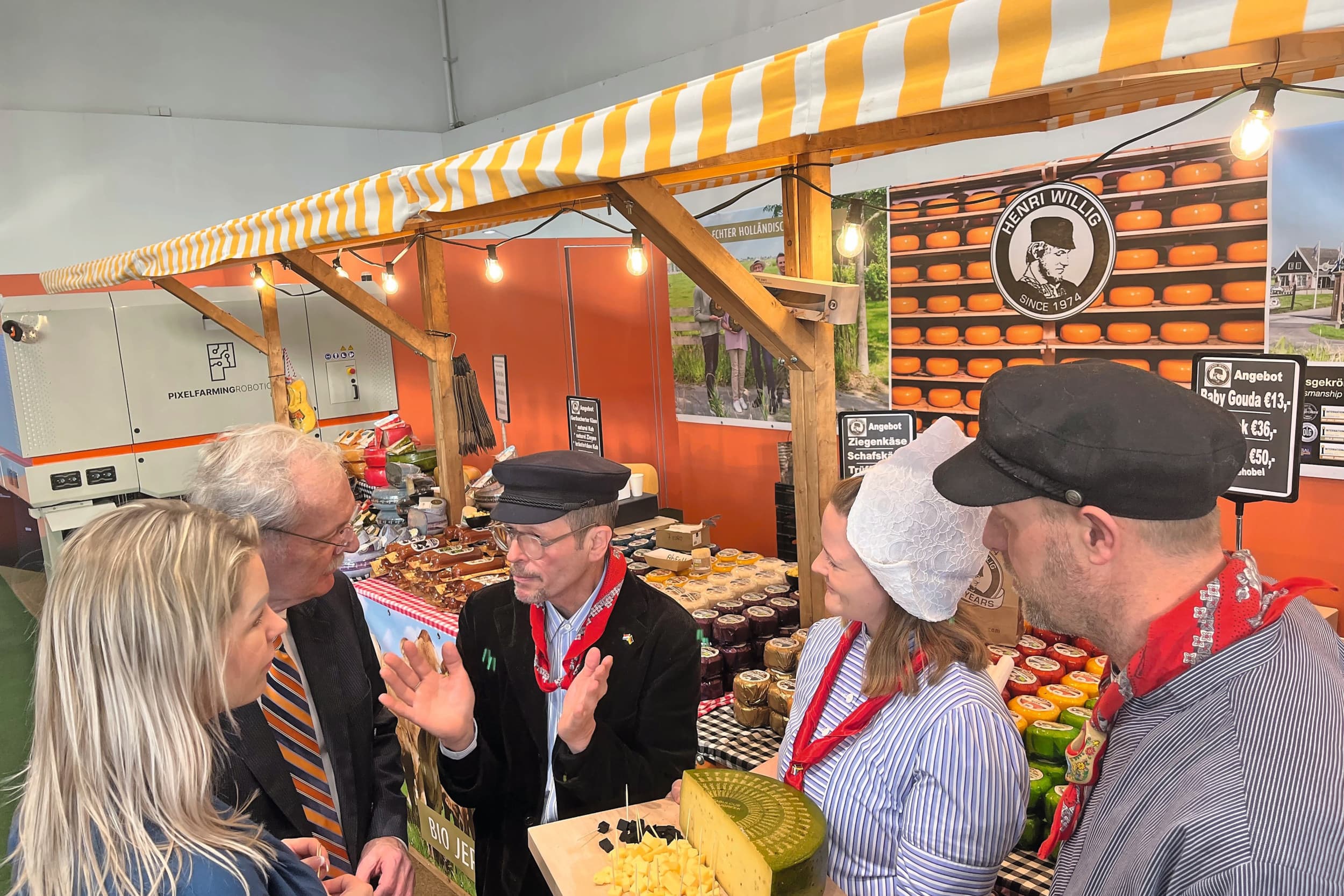 Femke Wiersma en LVVN-staatssecretaris Jean Rummenie met Frau Antje op het Nederlandse paviljoen tijdens de Grune Woche in Berlijn. Foto: Theo Brummelaar