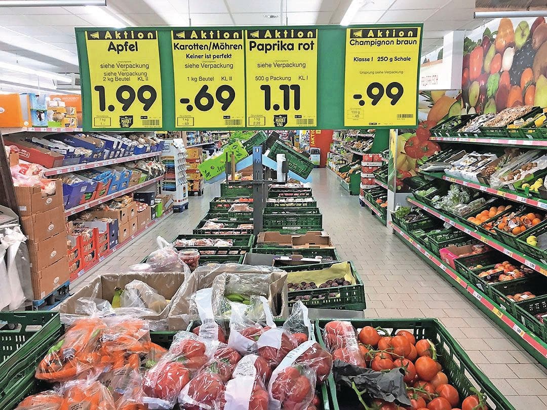 Nederlandse, Duitse en Spaanse groente in een Duitse supermarkt. Foto: Ton van der Scheer