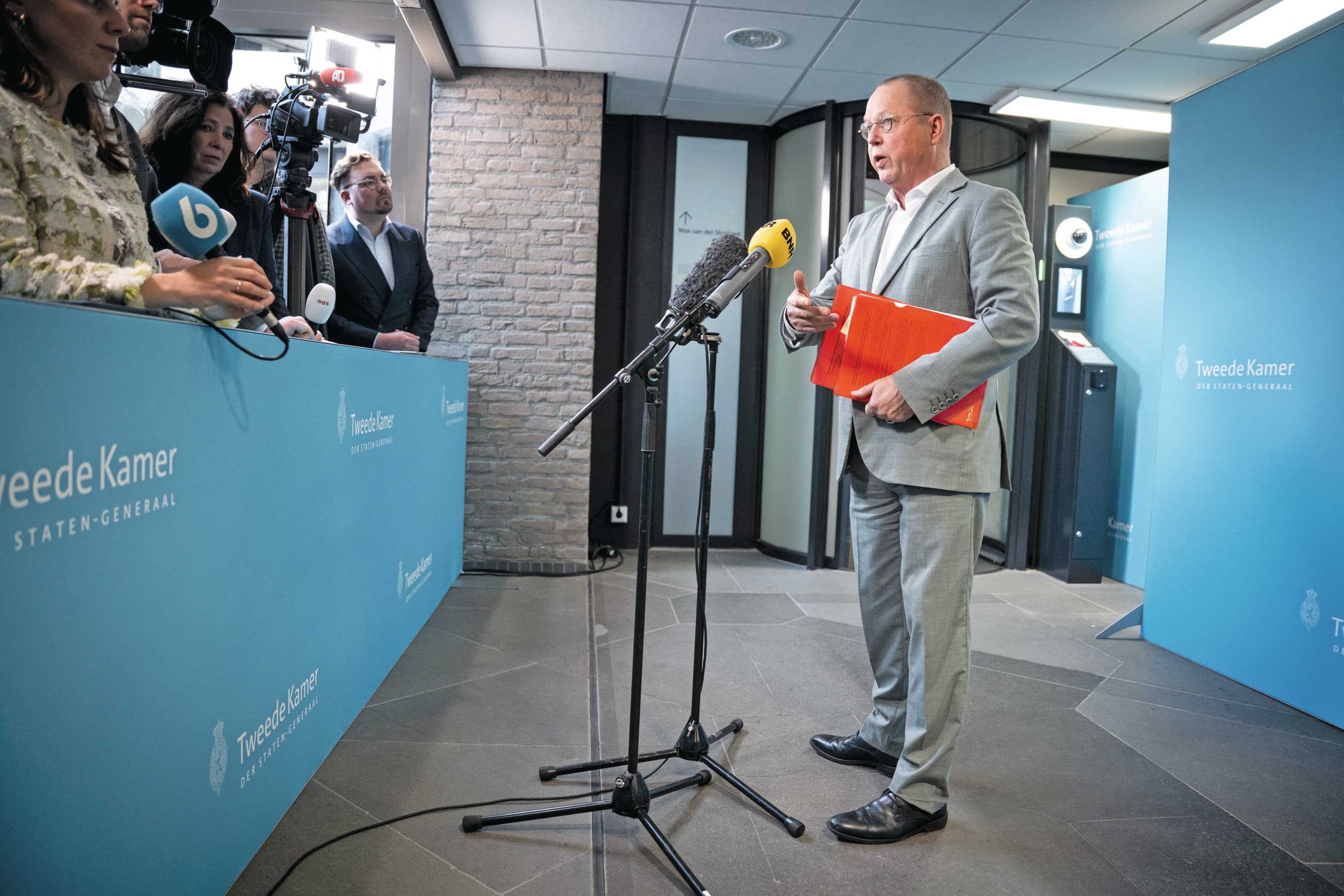 LTO-voorzitter Ger Koopmans staat na zijn gesprek met de onderhandelaars van D66, CDA en VVD de pers te woord in de Tweede Kamer. Foto: ANP
