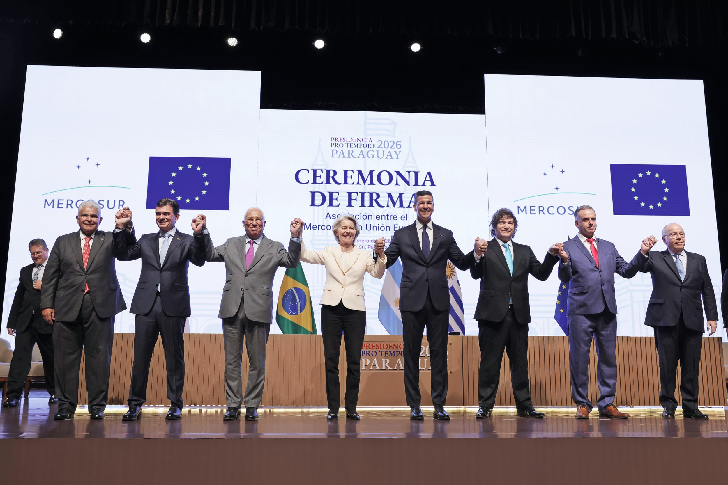 Ursula von der Leyen, voorzitter van de Europese Commissie, en Santiago Peña, president van Paraguay (midden), tijdens de ondertekening van het Mercosur-verdrag in Paraguay, vorige week. Foto: Europese Commissie