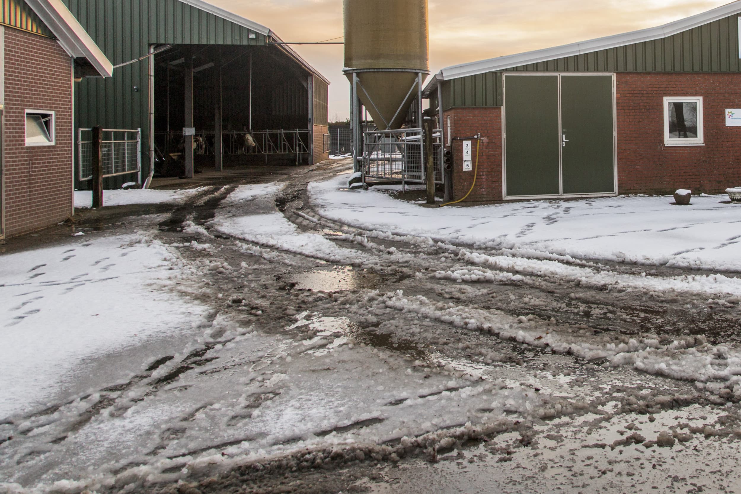 Bij gladheid rond het bedrijfspand heeft de werkgever een zorgplicht. Foto: Koos Groenewold