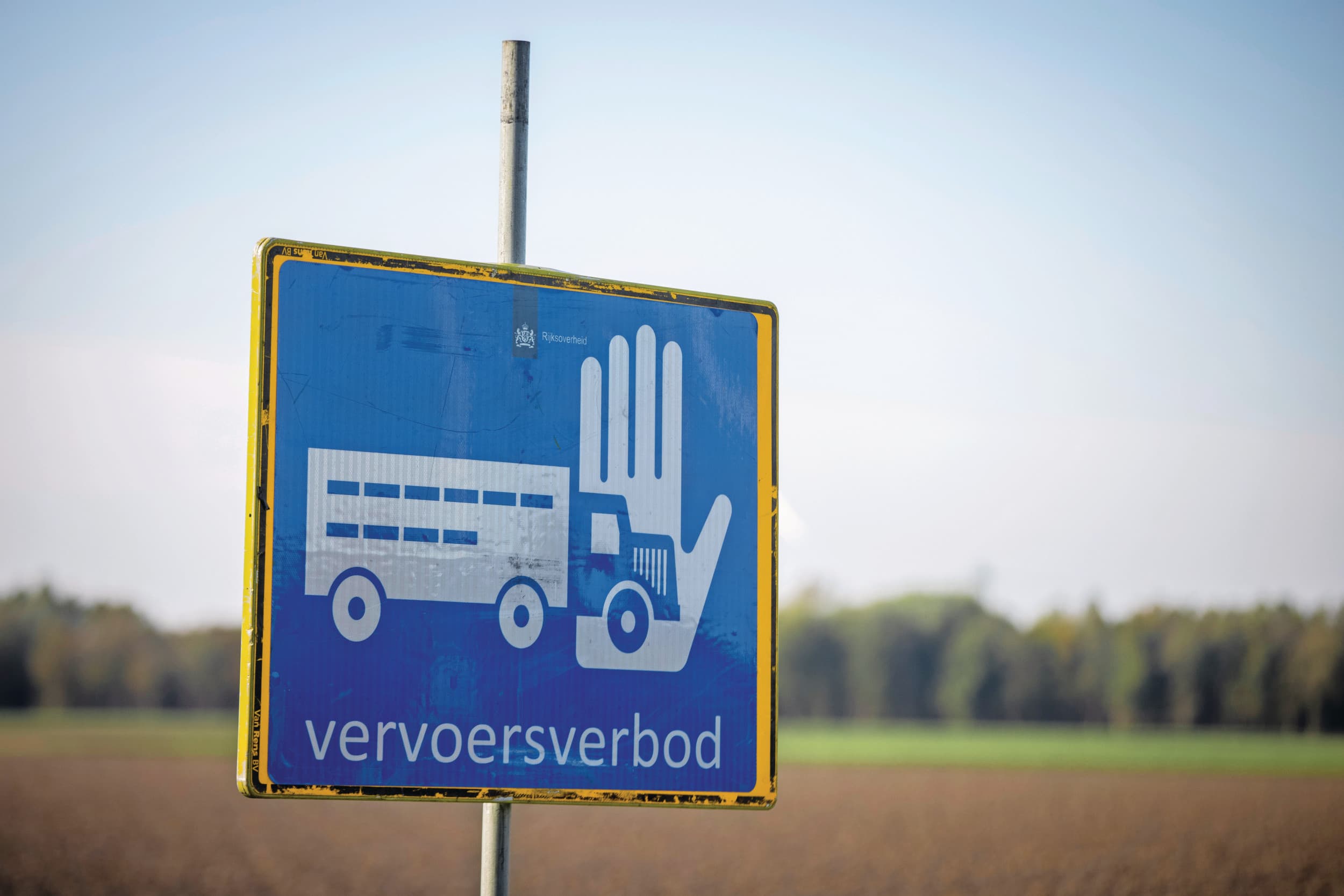 Het bord dat aangeeft dat je een 10-kilometerzone inrijdt. De zone is ingesteld vanwege vogelgriep. Foto: Koos Groenewold