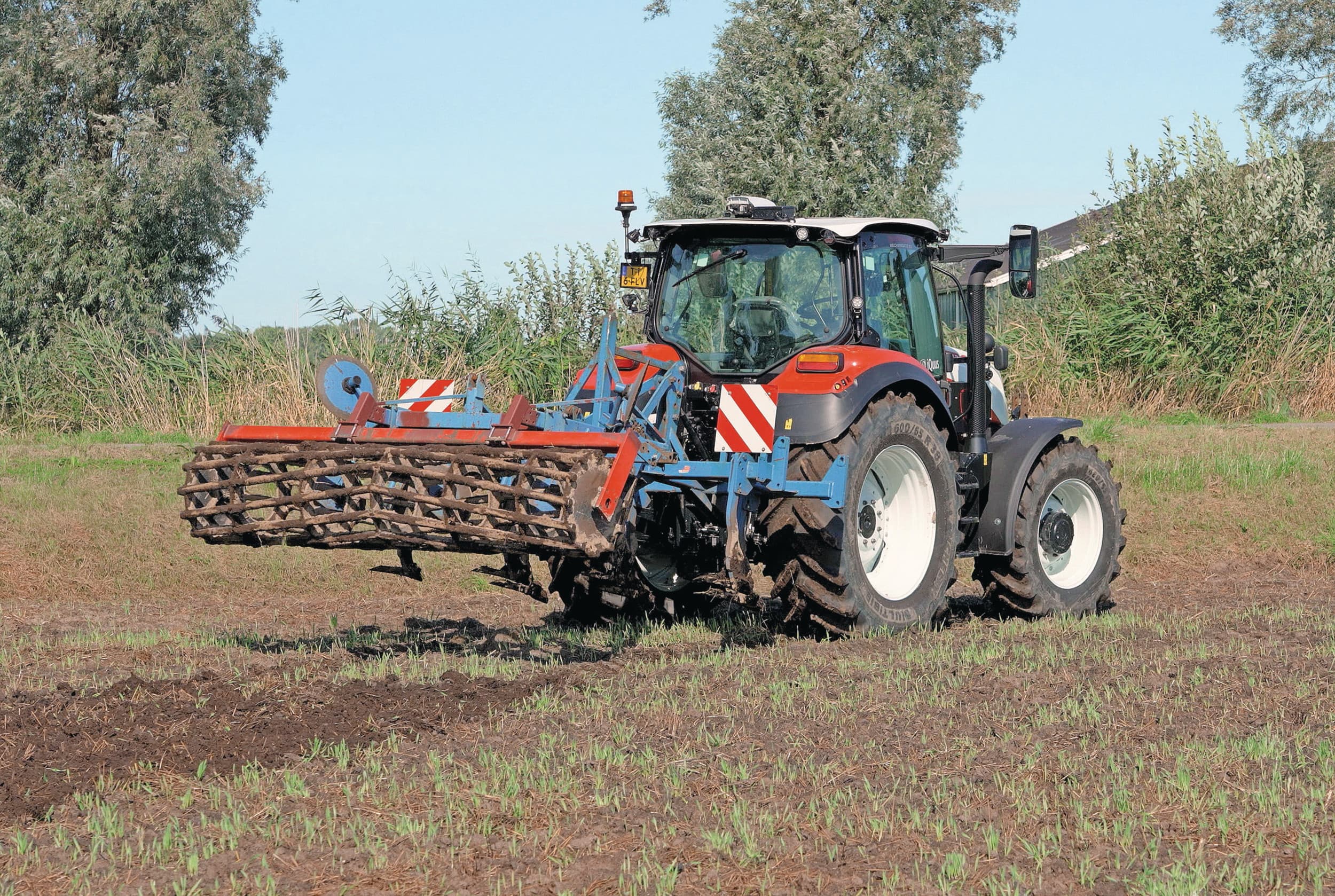 In het NPPL-project is nu twee jaar lang ervaring opgedaan met autonome systemen. Steeds meer bedrijven voorzien dat autonomie toekomst heeft. Op de foto een iQuus uitgeruste 'standaard' trekker. Foto: Jan Willem Schouten