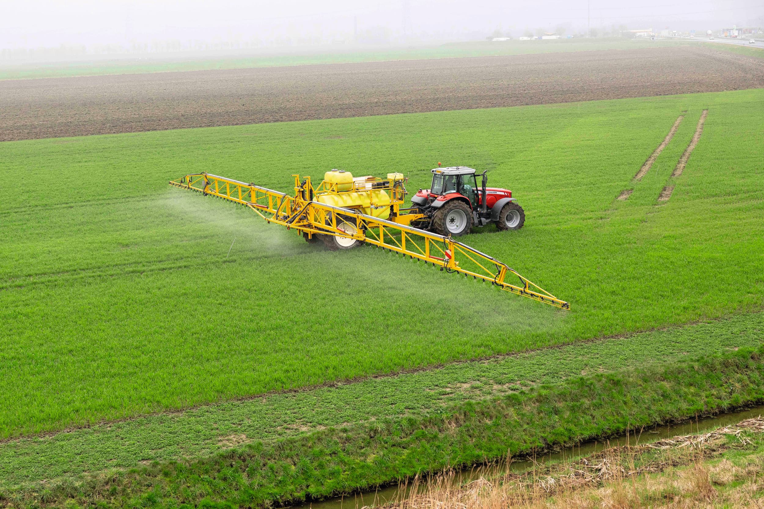 Wintergraan spuiten in het voorjaar: elke spuitbeurt telt om ziekten als septoria en meeldauw onder controle te houden, zeker nu het middelenpakket onder druk staat en een zorgvuldige timing en middelenkeuze steeds belangrijker worden. Foto: Koos van der Spek