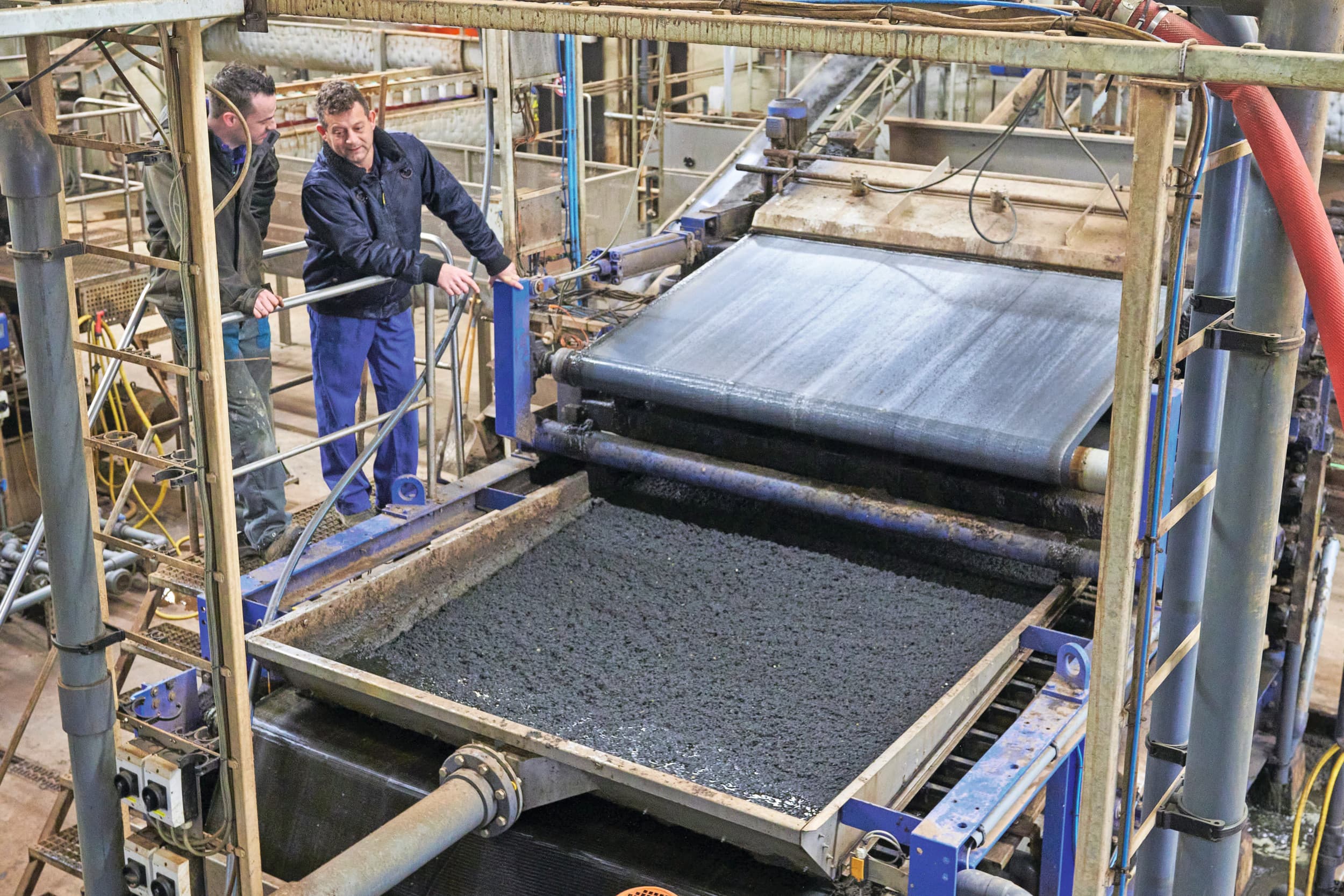 De zeefbandpers waar de dikke fractie van de mest wordt gescheiden van de vloeibare fractie. Dit is een van de eerste processtappen bij de bewerking van mest. De stapelbare fractie gaat dikwijls weg voor export en verdwijnt zo uit de Nederlandse landbouw. Foto: Van Assendelft Fotografie