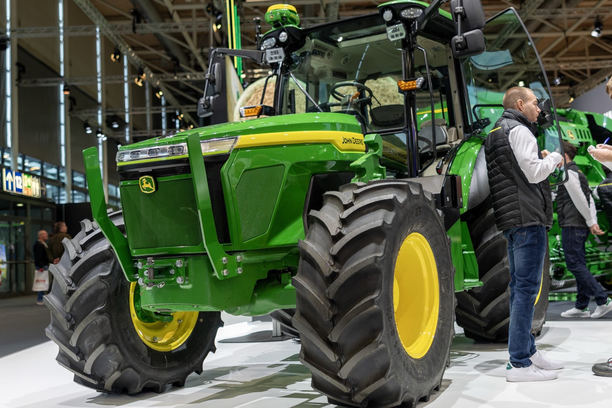 De John Deere E-Power-trekker op Agritechnica 2025. John Deere heeft de marktintroductie van de volledige elektrische trekker gepland in 2027. De trekker wordt in een beperkte oplage geproduceerd. Foto: Mark Pasveer