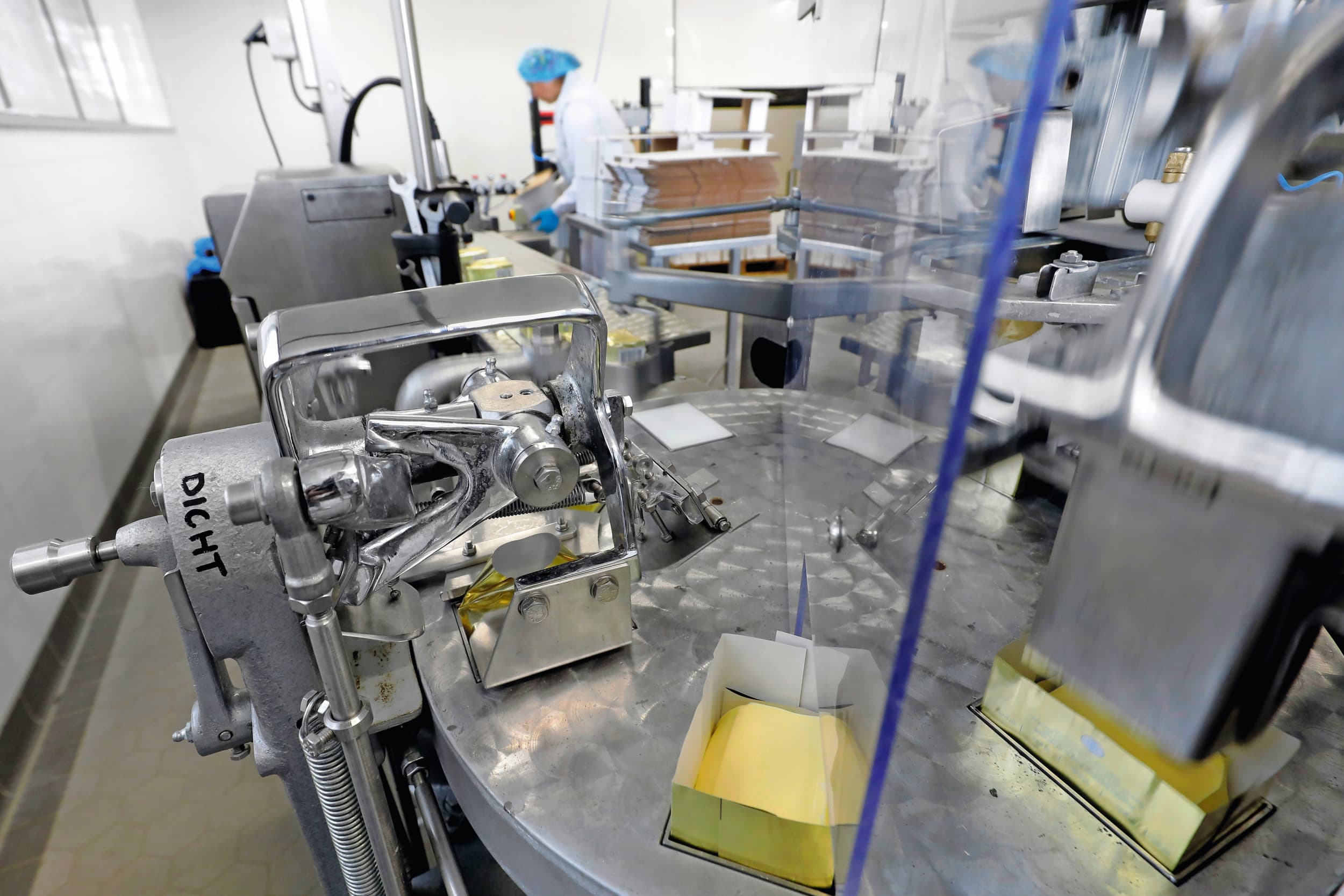 Vooral aan de vetkant staan prijzen onder druk. Loopt de melkaanvoer deze zomer terug, dan zitten producenten nog met grote hoeveelheden boter die naar verwachting maar langzaam af zullen nemen en prijsdruk blijven geven. Foto: Ruud Ploeg