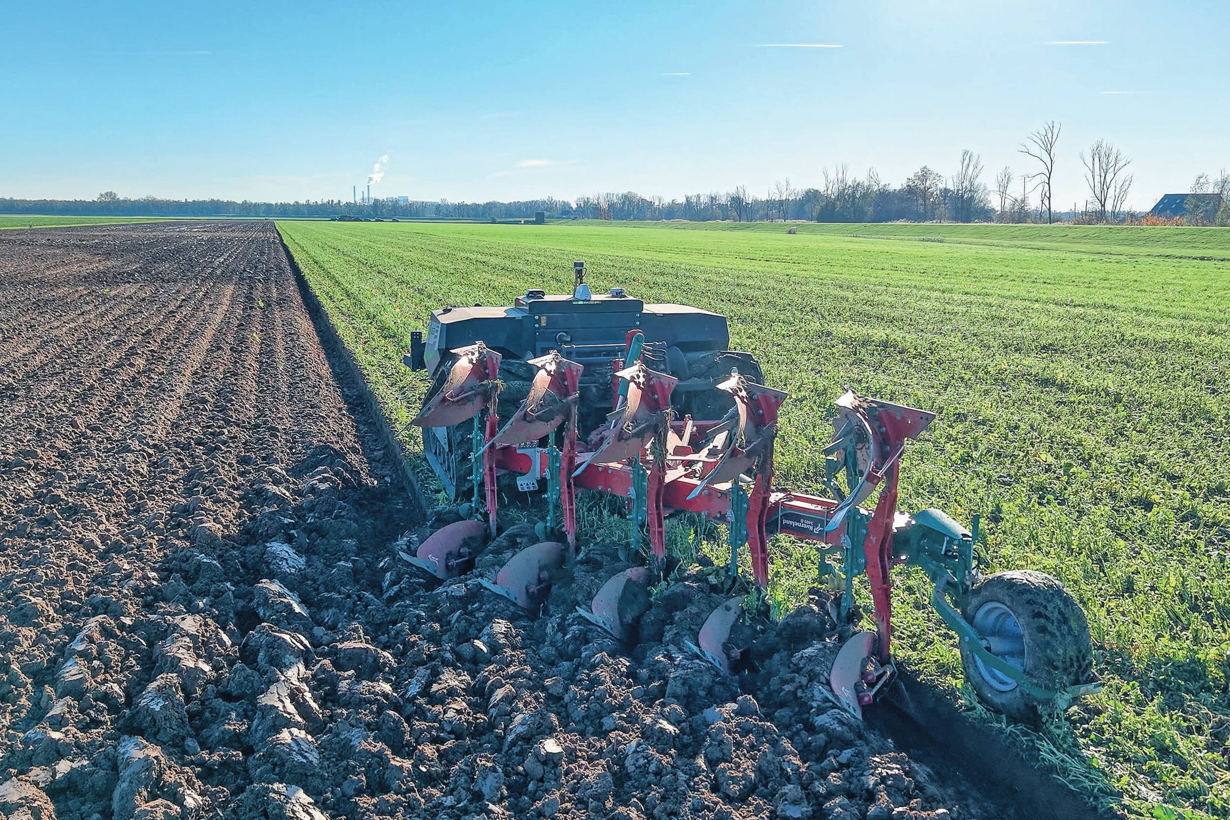 Autonome trekker aan het ploegen. Technologische innovatie is hot. Foto: Peter Roek