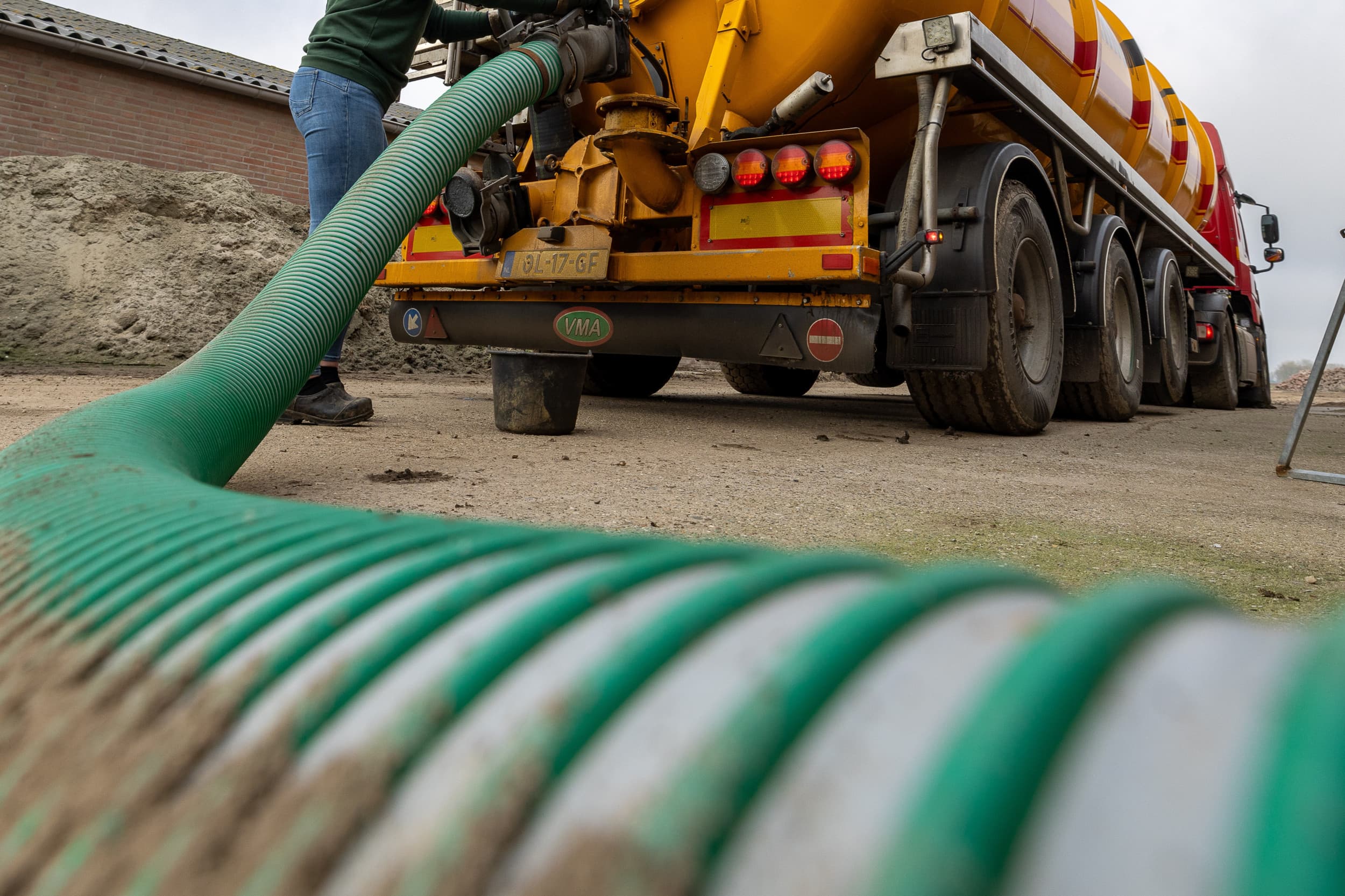 Een mesttransport moet zijn voorzien van een sticker waarop staat dat er categorie II dierlijke bijproducten worden vervoerd. Archieffoto, er is geen relatie met de genoemde zaak. Foto: Peter Roek