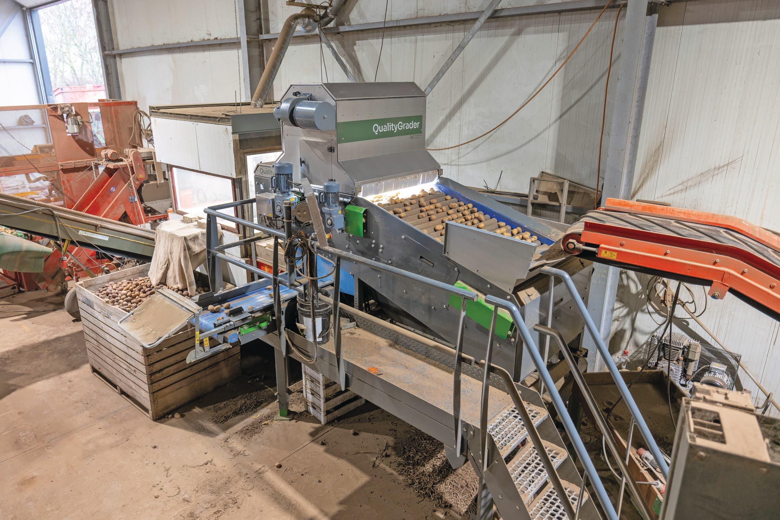 De QualityGrader van Flikweert Vision is aanvankelijk ontworpen voor het lezen van pootaardappelen. Dat is nog steeds de grootste toepassing, maar het toepassingsgebied breidt zich uit en de algoritmes worden steeds beter. Foto’s: Peter Roek