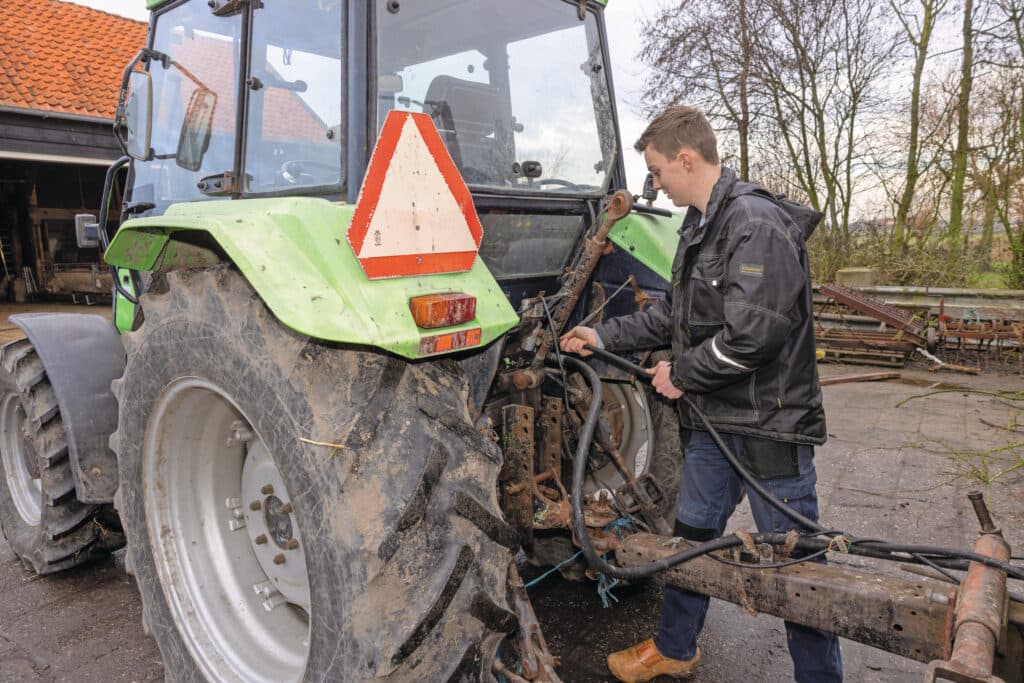 Pierre zit doordeweeks op kamers in Dronten, maar in de weekenden springt hij thuis bij waar nodig. Hij doet alle klussen graag, alleen papierwerk niet. ‘Vooral ’s zomers raak ik dat snel beu.’