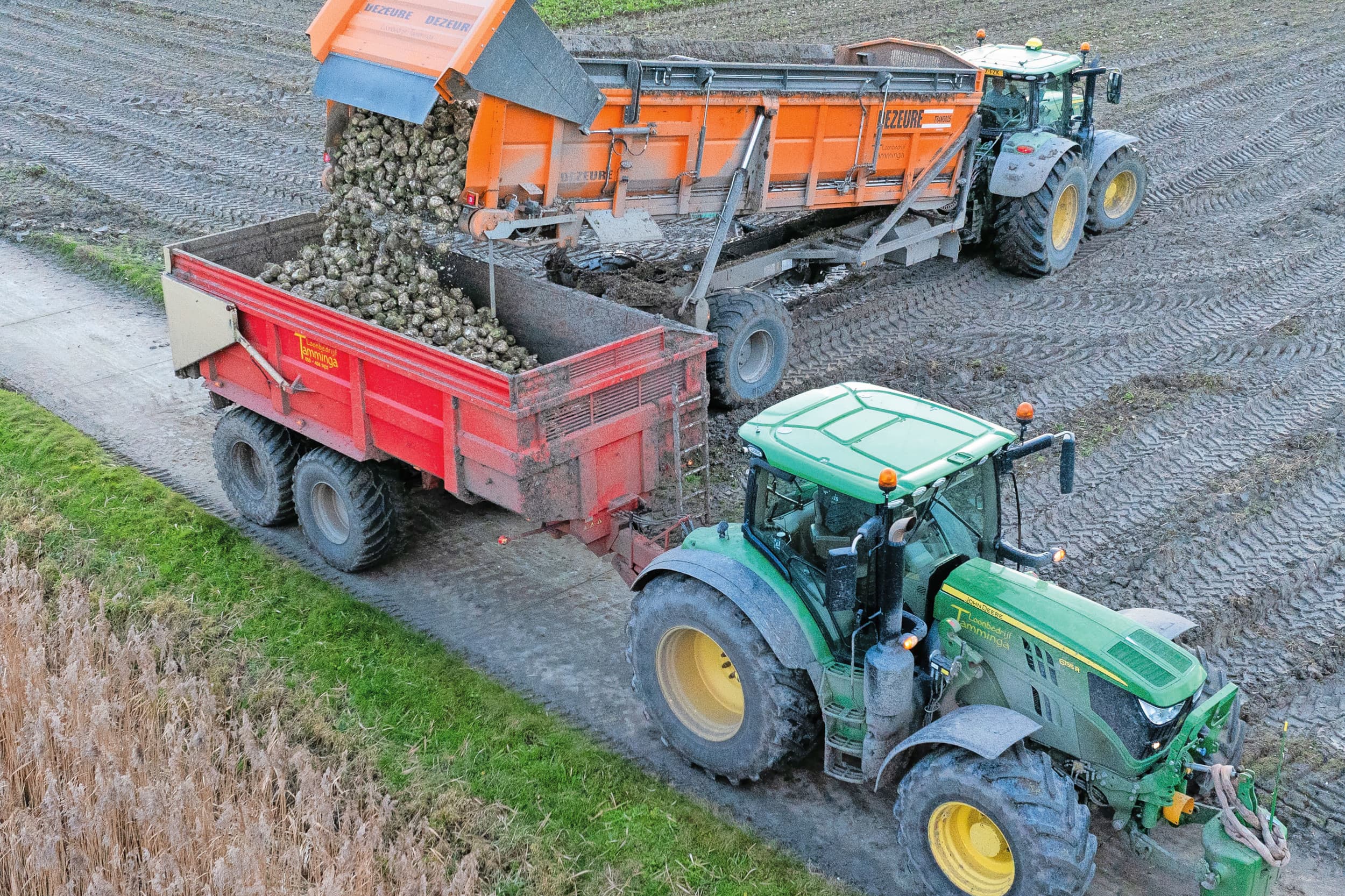 Bert Bos schakelde voor het derde jaar een overlaadwagen in voor de bietenoogst. Dat bevalt hem uitstekend. Was zo’n wagen niet zo duur, dan zou hij overwegen er zelf een aan te schaffen. Foto: Jan Willem van Vliet