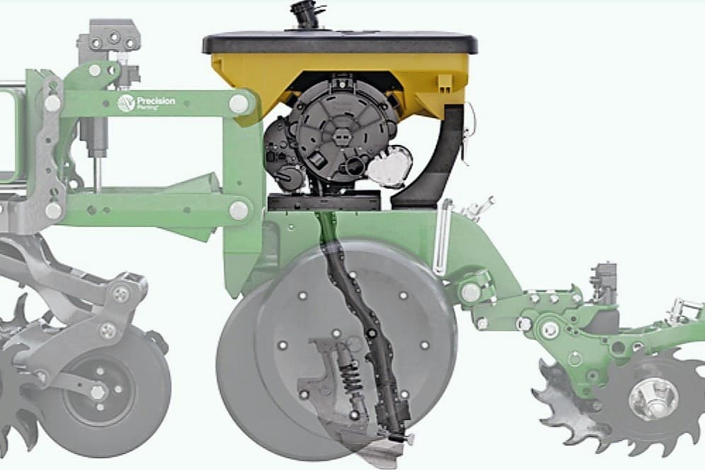 De precisiezaaier van Precision Planting werkt als volgt: nadat de zaaischijf het zaad heeft gedoseerd, wordt het tussen twee wielen met flexibele grippers versneld en gepositioneerd. Daarna wordt het zaad via de wokkelvormige zaaibuis met hoge snelheid in de zaaivoor gebracht. Afbeelding: Precision Planting