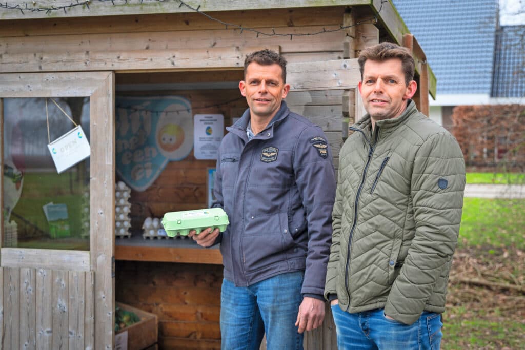 Aijolt (47) en Jan Pieter (45) Smid boeren in Zeewolde (Fl.) Samen met hun partners José en Esther hebben ze een akkerbouwtak en twee pluimveetakken. Hun vader Siebolt werkt ook nog mee. Foto: Koos Groenewold