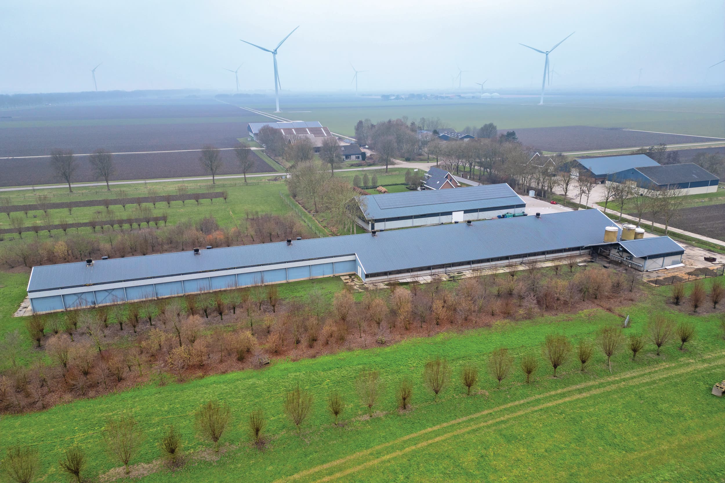 Luchtfoto van Smids Biohoeve in Zeewolde. Hier hebben de broers 18.000 bio-leghennen. Op een andere locatie worden 18.000 ouderdieren gehouden. Het bouwplan bestaat uit fritesaardappelen, graan, suikerbieten en uien. Foto: Koos Groenewold