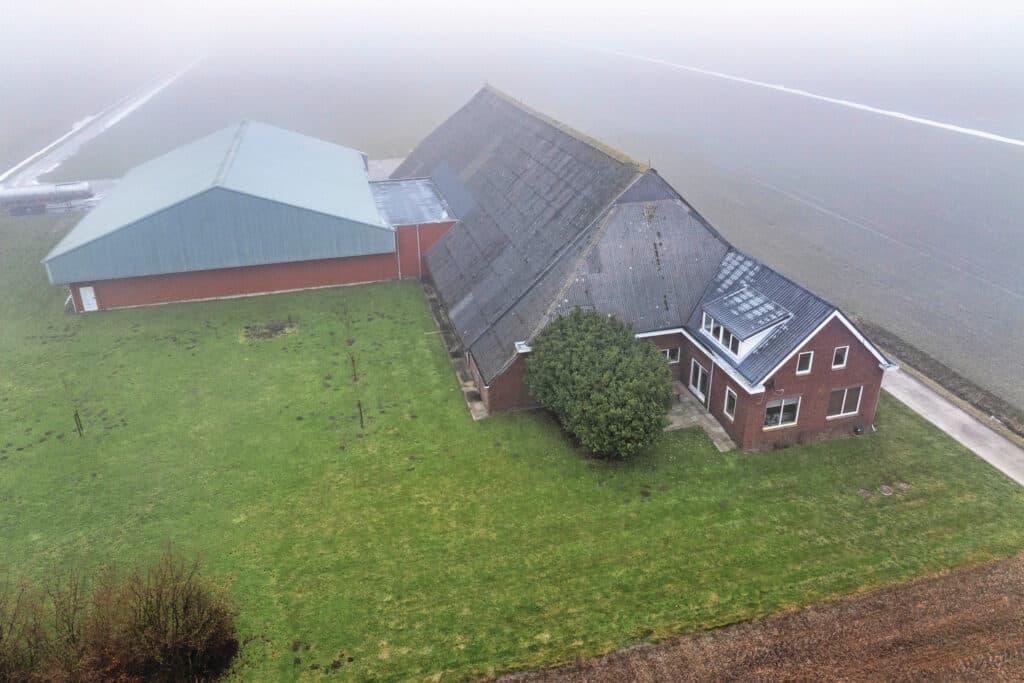Johan en Patrick van Mastwijk voeren hun akkerbouwbedrijf uit vanaf twee locaties in Uithuizermeeden (Gr.). Vanuit deze boerderij werken zij al jaren aan hun teeltsysteem op de Groningse klei.