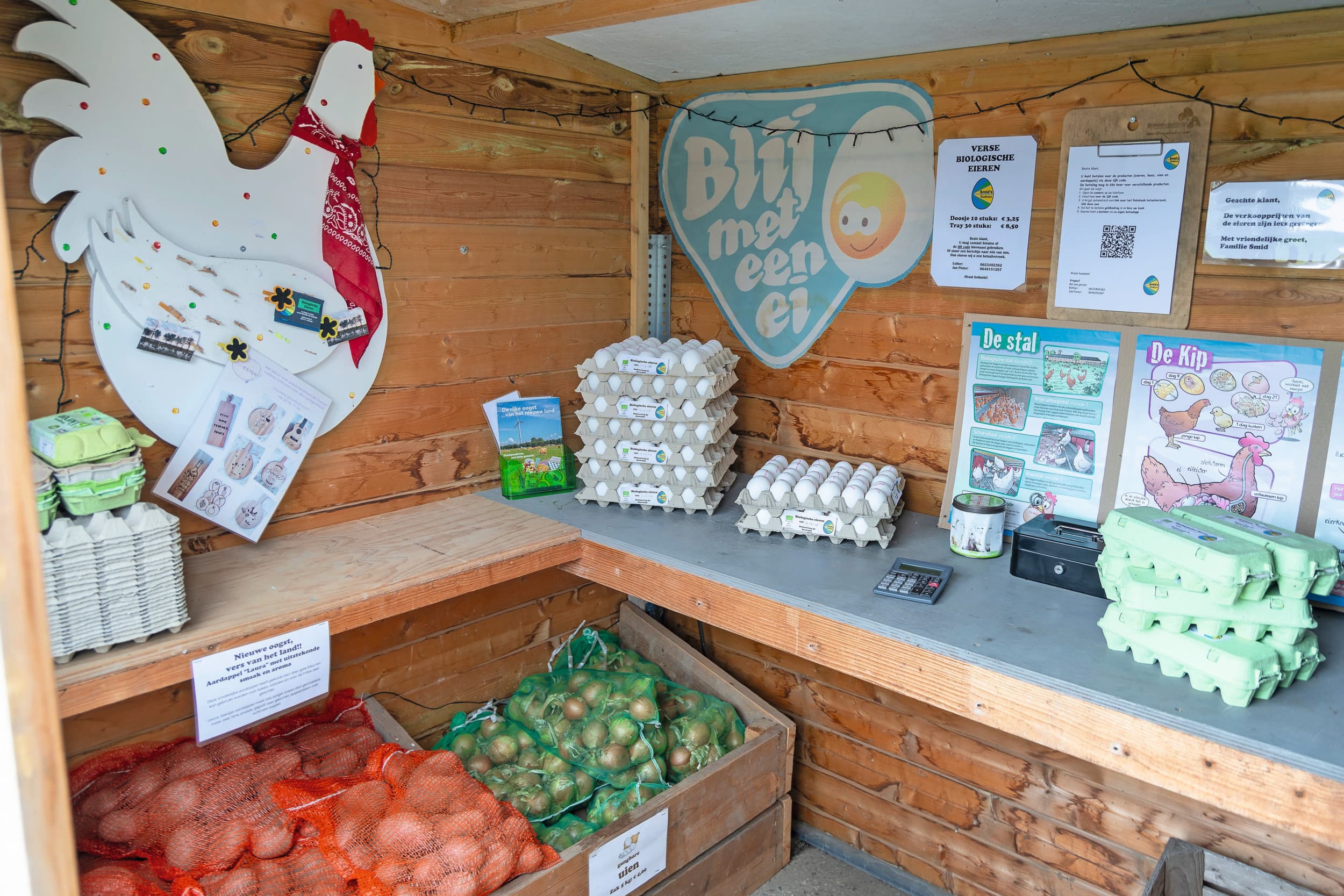De broers doen sinds corona aan huisverkoop. Ze verkopen zo’n 6.000 bio-eitjes per week. Een doosje met 10 eieren kost €3,25. 30 eieren kosten €8,50. Foto: Koos Groenewold