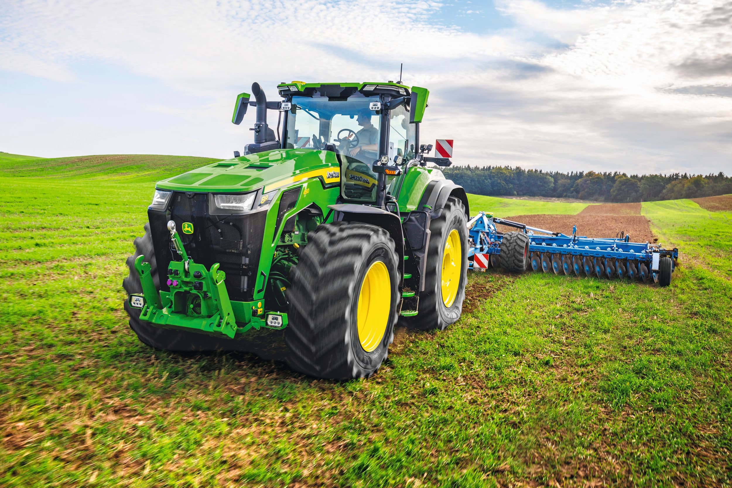 John Deere breidt zijn 8R-serie uit met drie grotere modellen: de 8R 440, 8R 490 en 8R 540. Het topmodel levert met boost maximaal 634 pk en is daarmee de sterkste standaardtrekker op de markt. Foto: John Deere