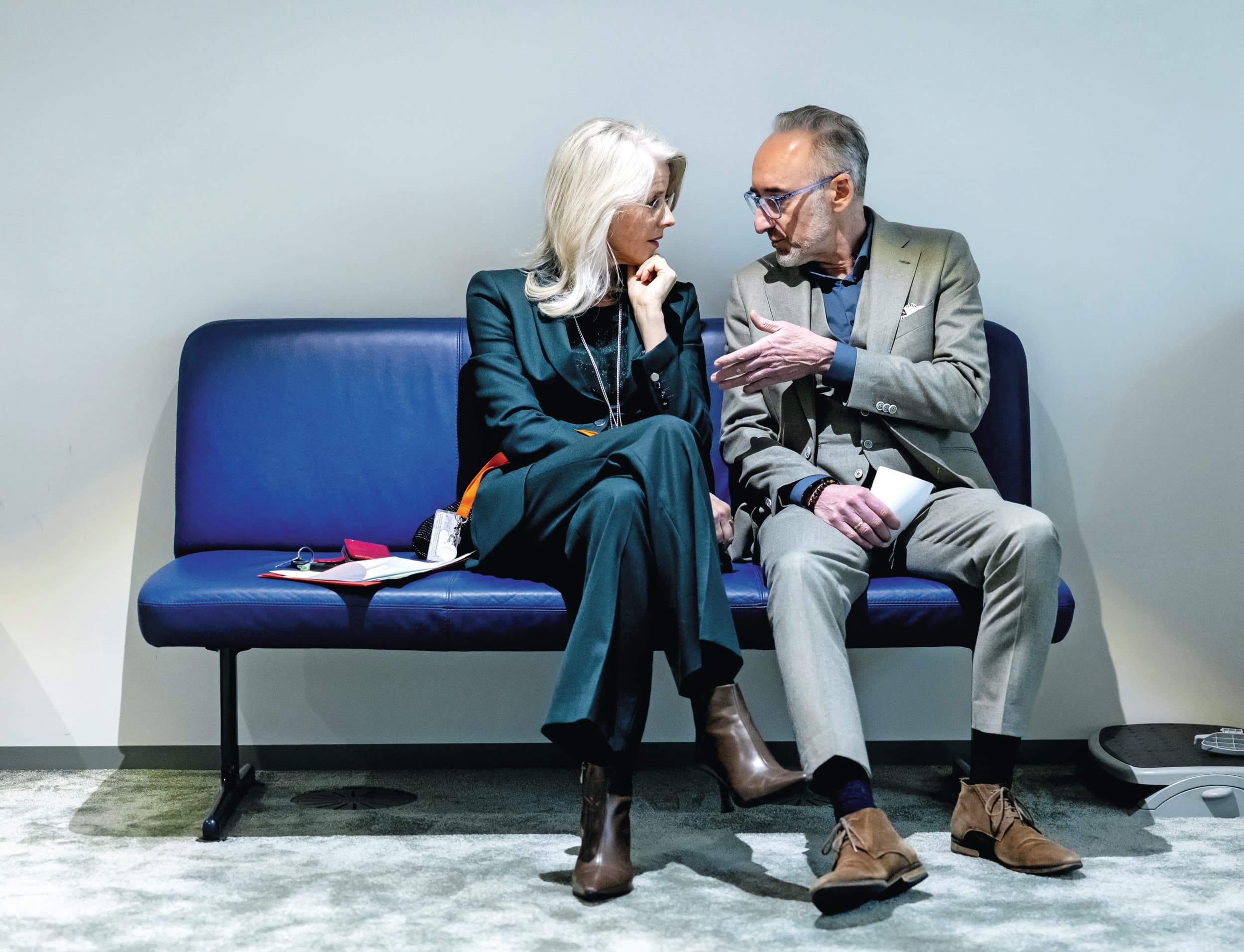Mona Keijzer (links) en Henk Vermeer (rechts) in overleg in de wandelgangen van de Tweede Kamer. Foto: ANP