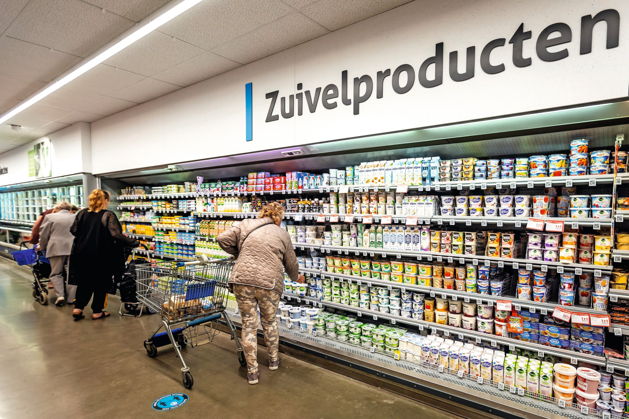 Zuivelschap met diverse merken in een Nederlandse supermarkt. Danone ziet meer groei in speciaalvoeding dan in de meer traditionele zuivelproducten. Foto: Roel Dijkstra