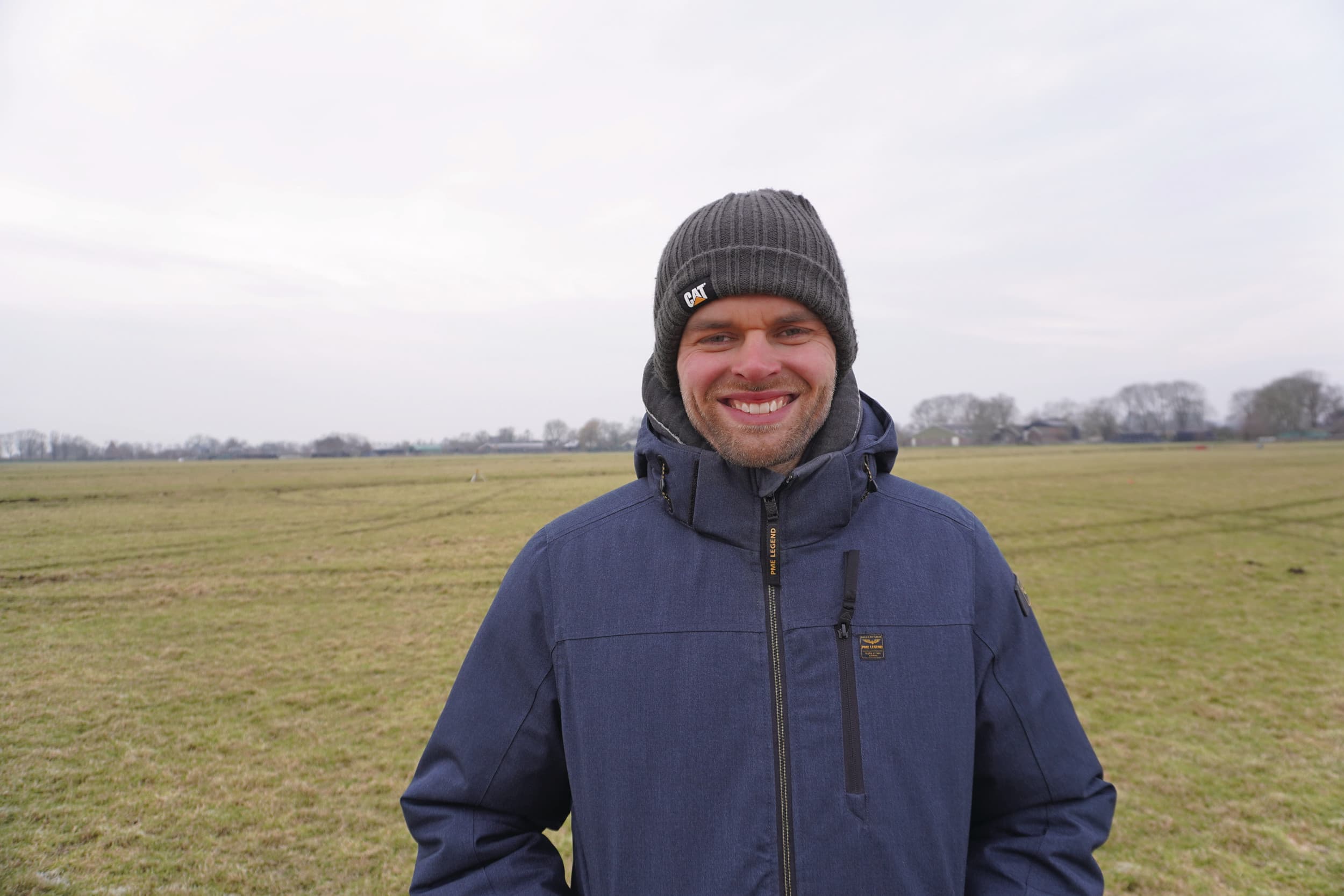 Kasper van Beek runt een biologisch melkveebedrijf met 75 melk- en kalfkoeien in het veenweidegebied onder de rook van Amsterdam. Foto: Laura Lenderink