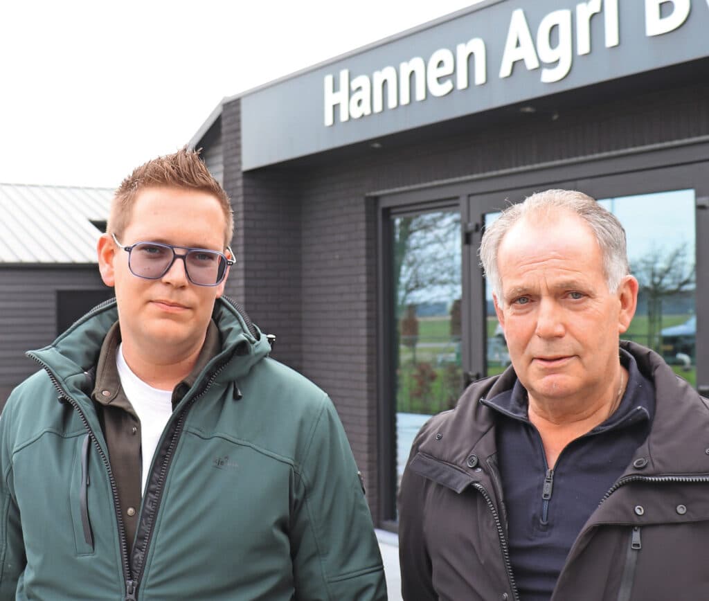 Roy (35) en Jan (65) Hannen. Roy runt samen met zijn vrouw Kelly (35) een gesloten varkensbedrijf in het Limburgse Heibloem. De ouders van Roy zijn nog volop betrokken bij het bedrijf. Foto’s: Dick van Doorn