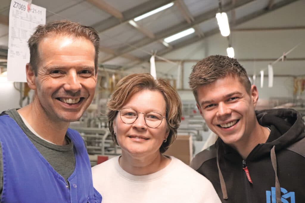 Wim (51), Stevenia (49) en zoon Mees van den Broek (22) uit Lunteren runnen een varkensbedrijf met 616 zeugen. Ze hebben een huurstal met 750 vleesvarkens en op de tweede locatie in Zevenaar 1.600 vleesvarkens.