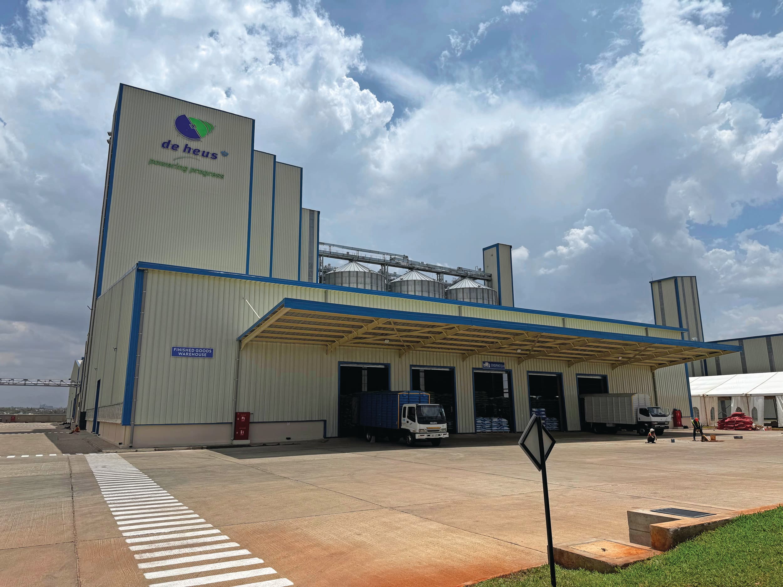 De nieuwe voerfabriek bij Nairobi in Kenia kan per jaar 240.000 ton voer produceren voor varkens, pluimvee en rundvee. Foto: De Heus