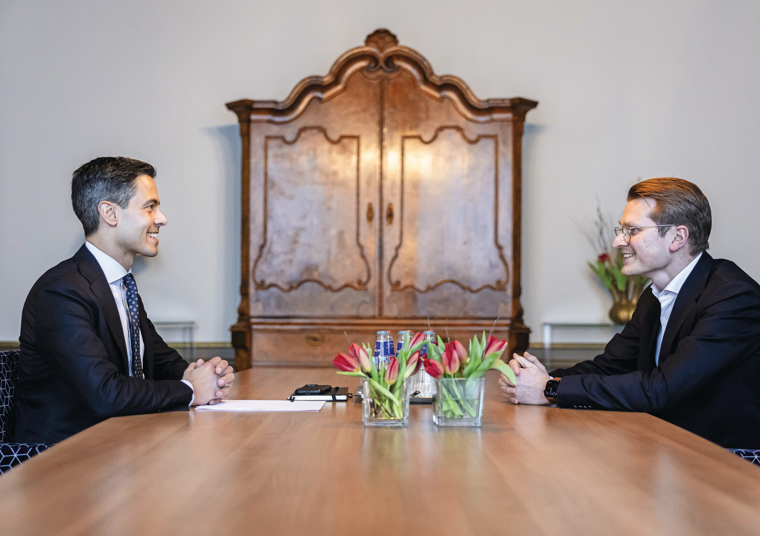 Formateur Rob Jetten (links) ontving maandag beoogd landbouwminister Jaimi van Essen in het Johan de Witthuis in Den Haag. Foto: ANP